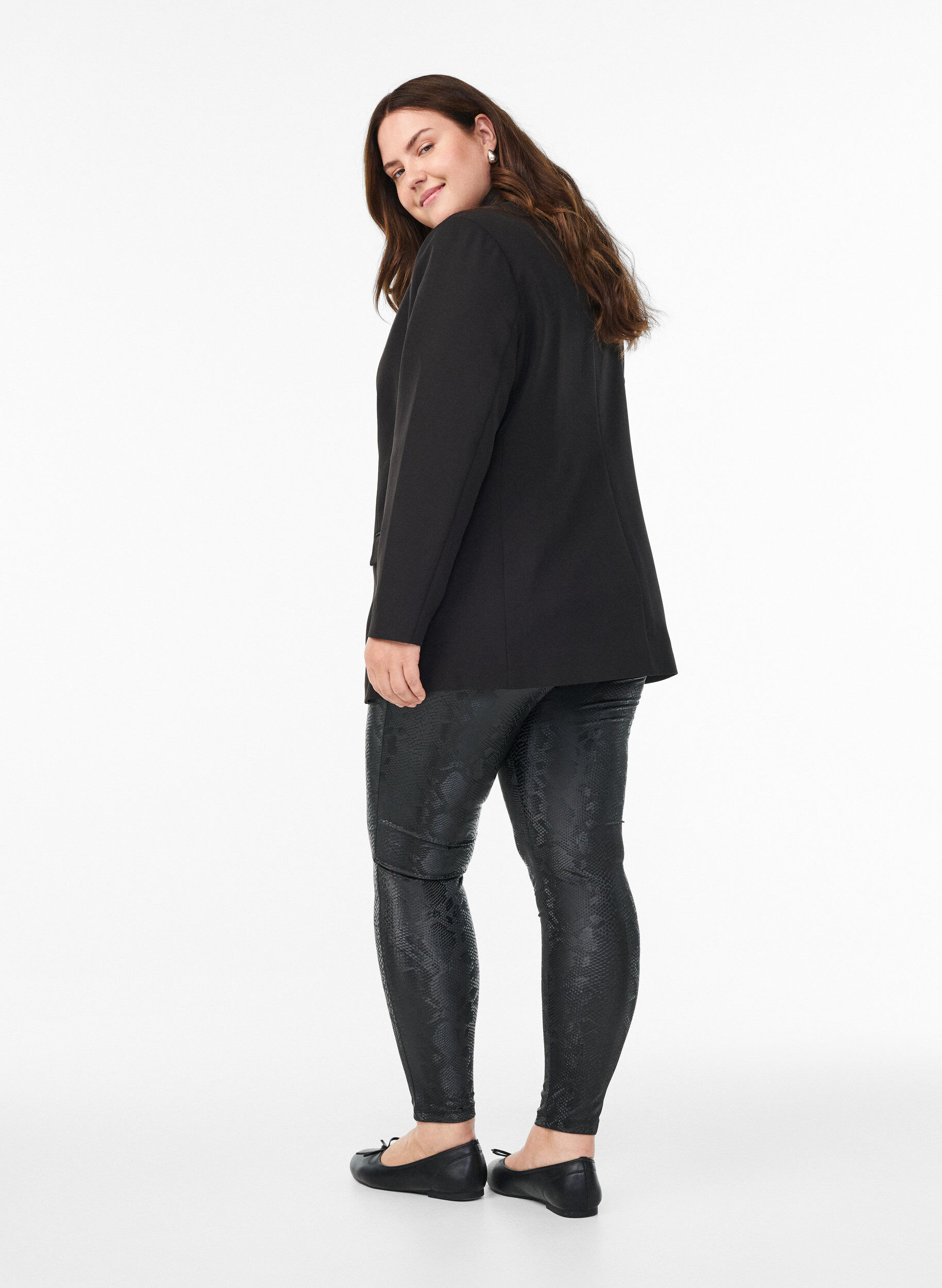 Zizzi Leggings i l&auml;derimitation med djurm&ouml;nster, Svart, Model image number 2