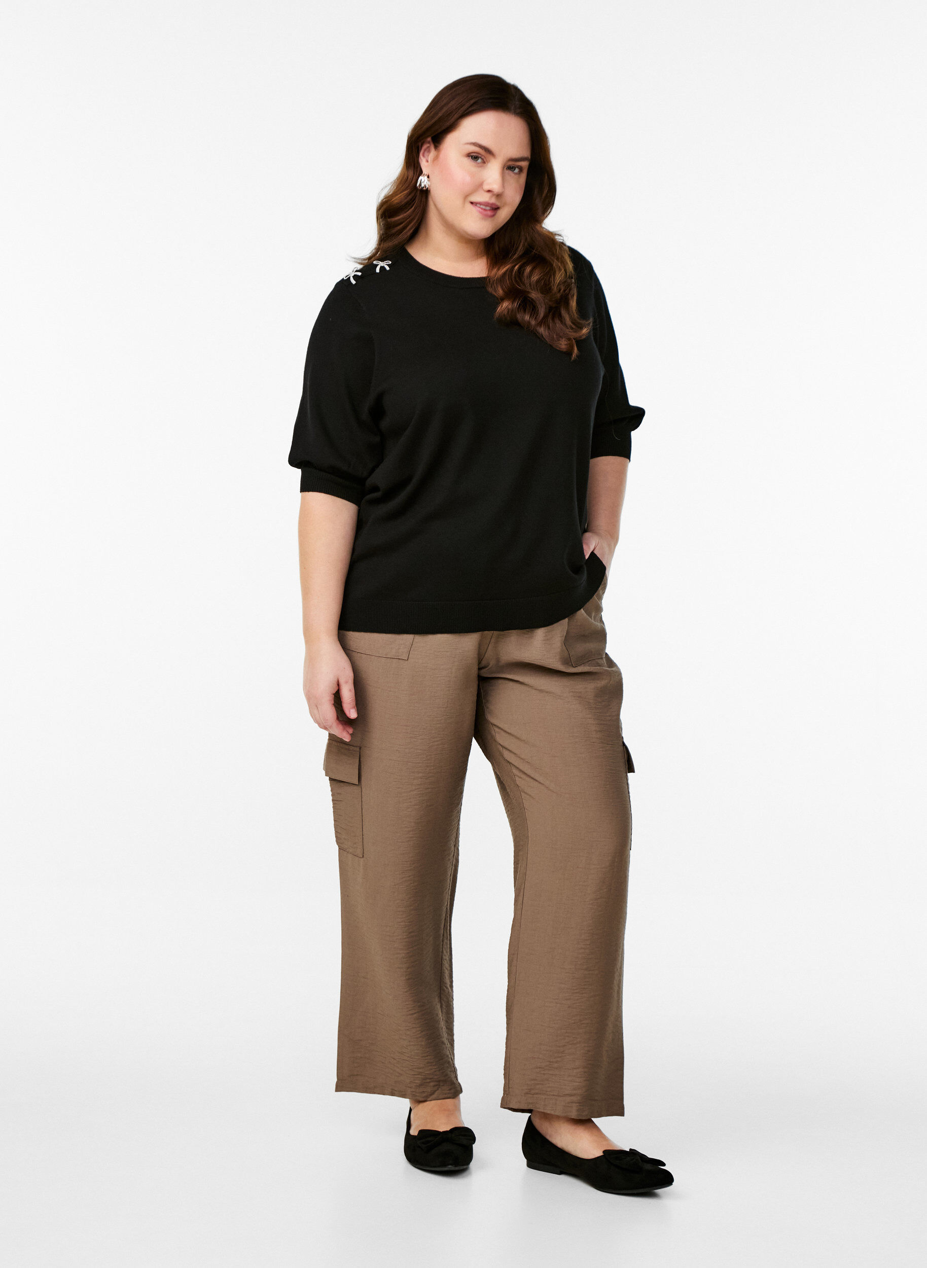 Zizzi Stickad blus med korta &auml;rmar och sm&aring; rosetter, Svart, Model image number 1