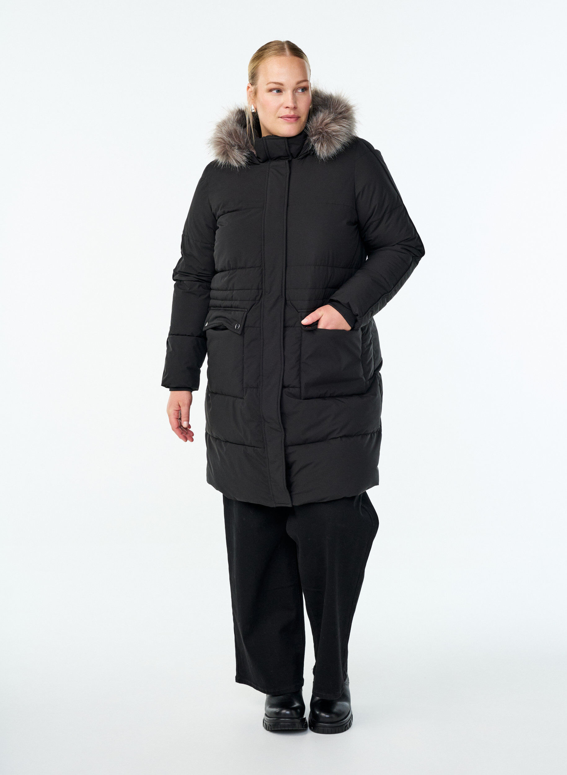 Zizzi Vattenavvisande parkas med krage i fuskp&auml;ls, Svart, Model image number 1