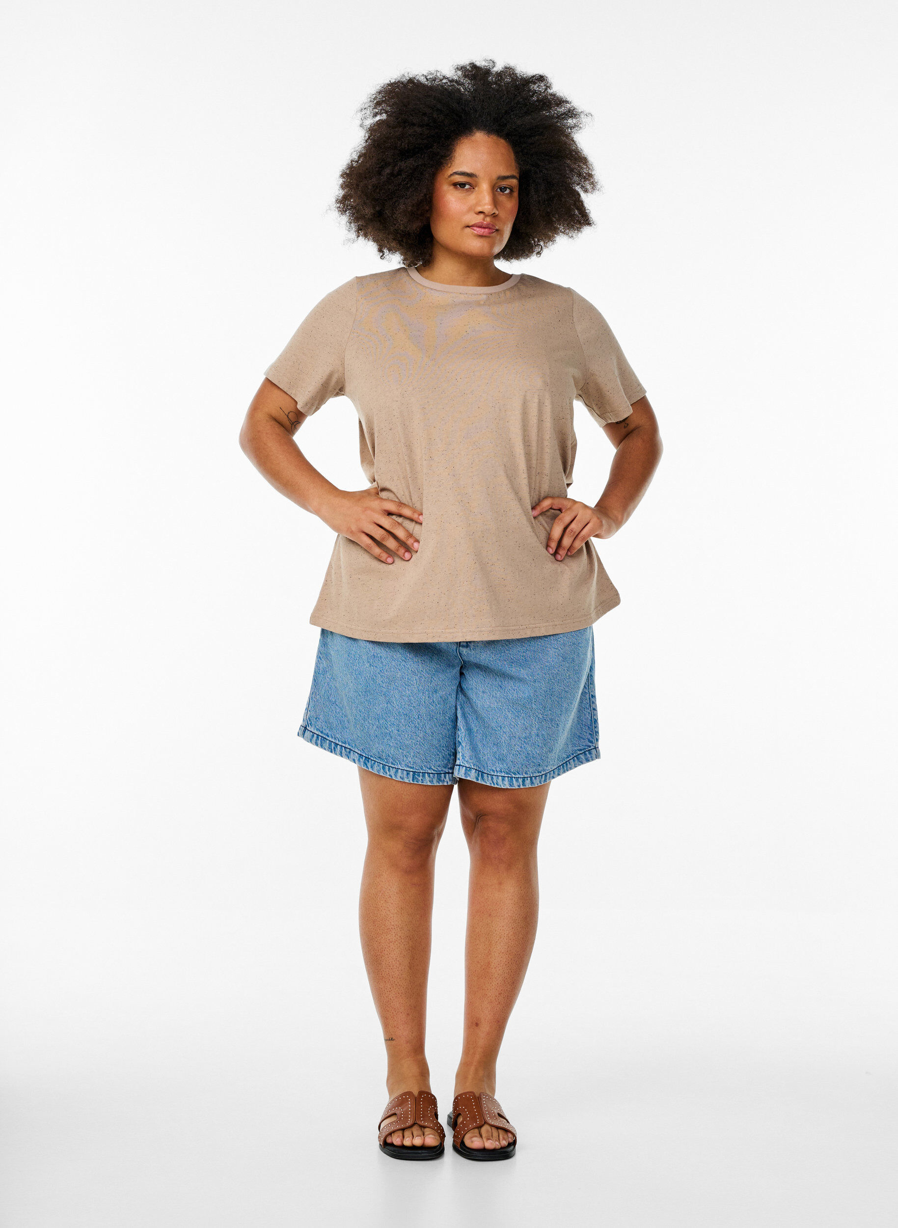 Zizzi T-shirt i bomull med rund halsringning, Beige, Model image number 1