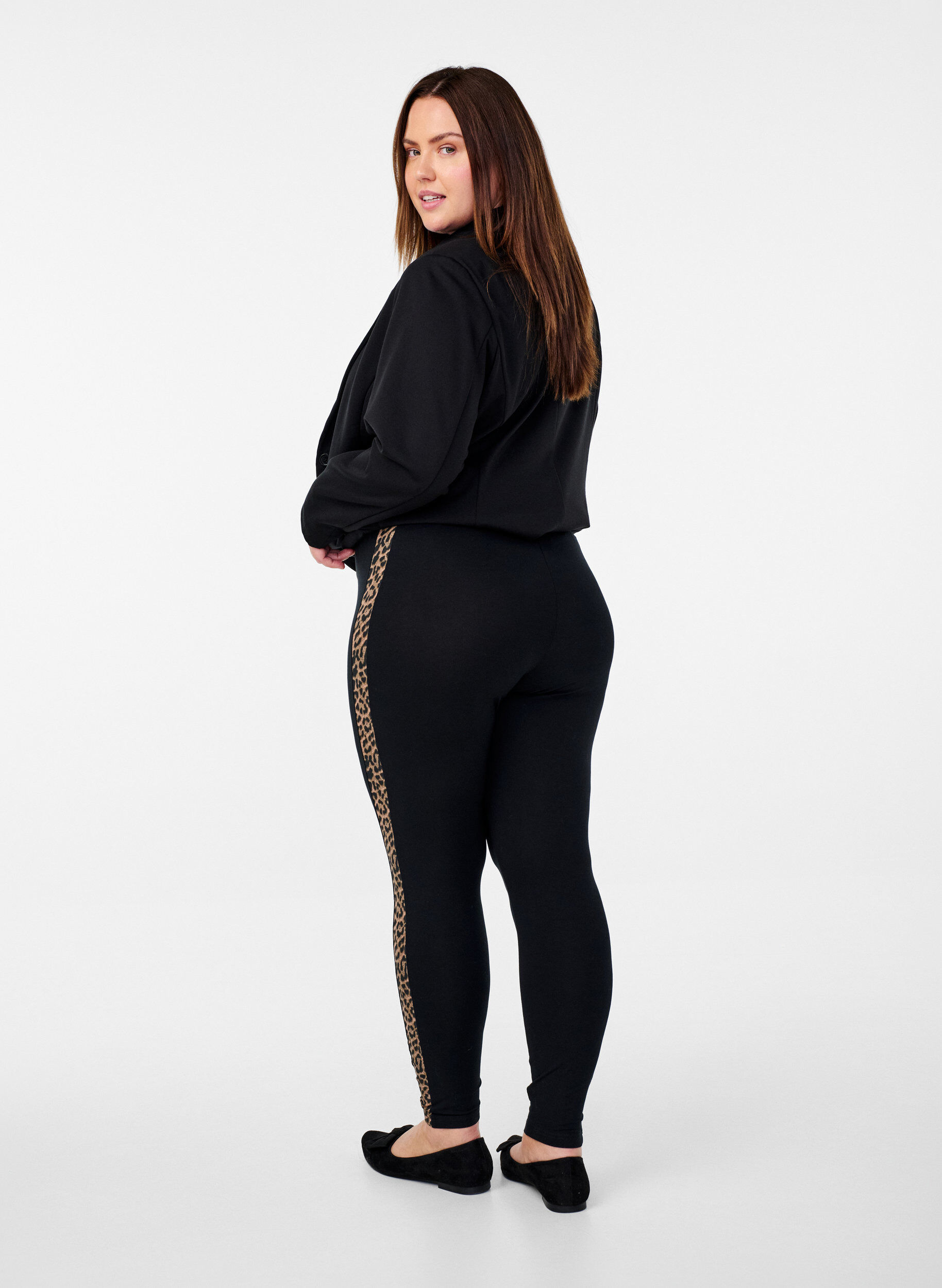 Zizzi Leggings i viskos med leopardm&ouml;nstrade r&auml;nder, Black W. Leo, Model image number 1