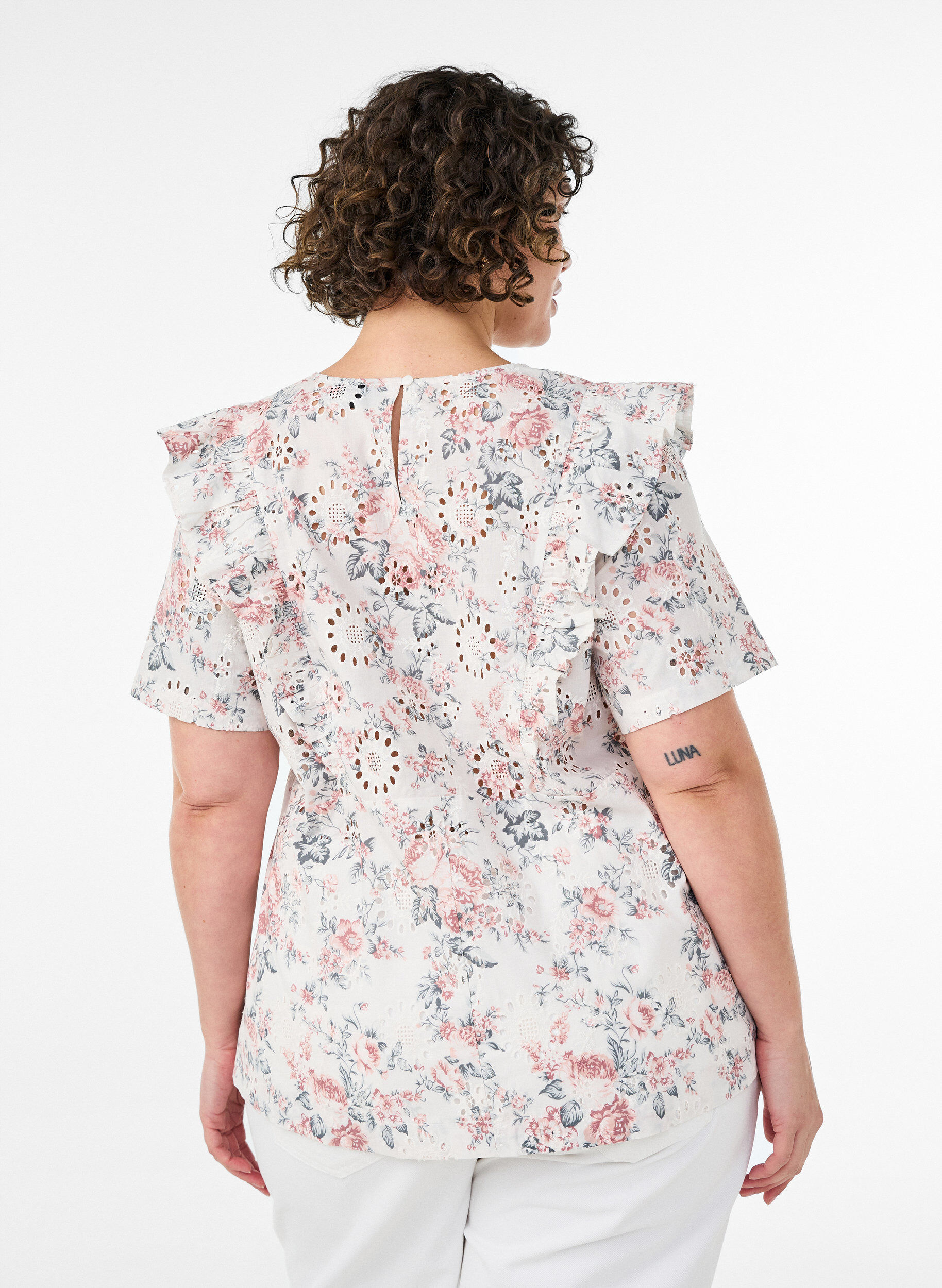 ZizziBlus i bomull med broderie anglaise och volanger, Rosa, Model image number 2