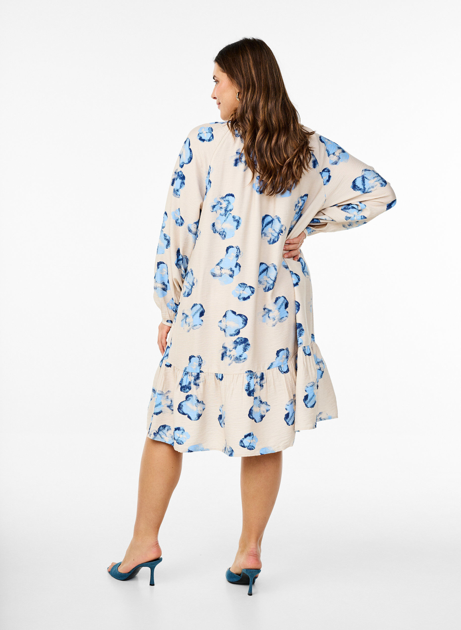 Zizzi Kn&auml;l&aring;ng kl&auml;nning med l&aring;nga &auml;rmar och A-linjesnitt, Vanilla, Model image number 2