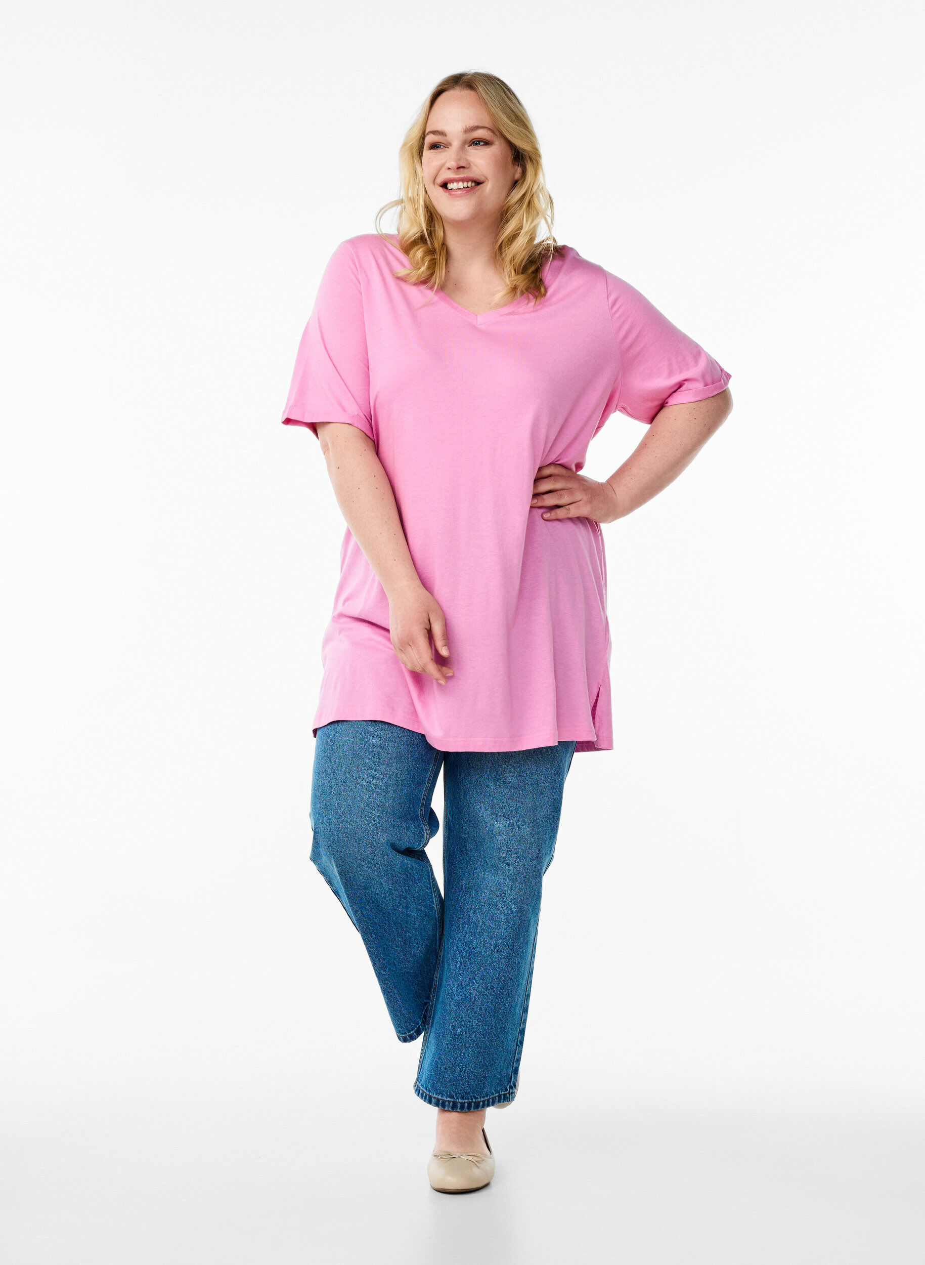 Zizzi Enf&auml;rgad oversize t-shirt med v-hals, Rosa, Model image number 1