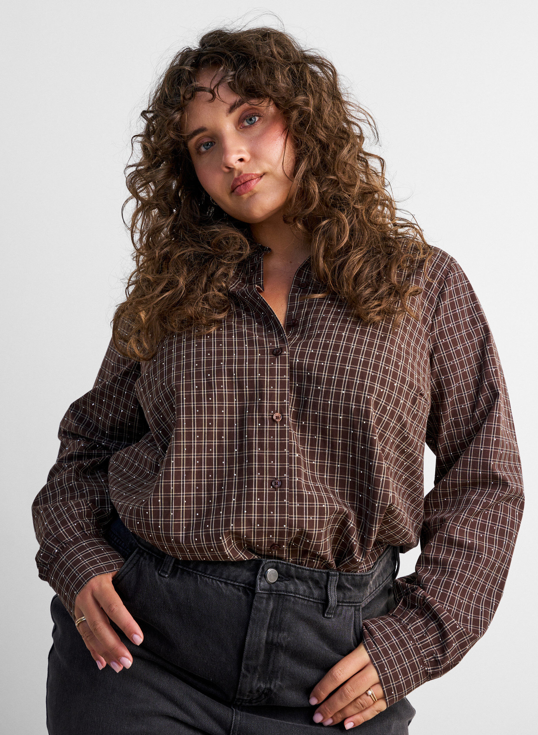Rutig skjorta med strass, Brun, Model