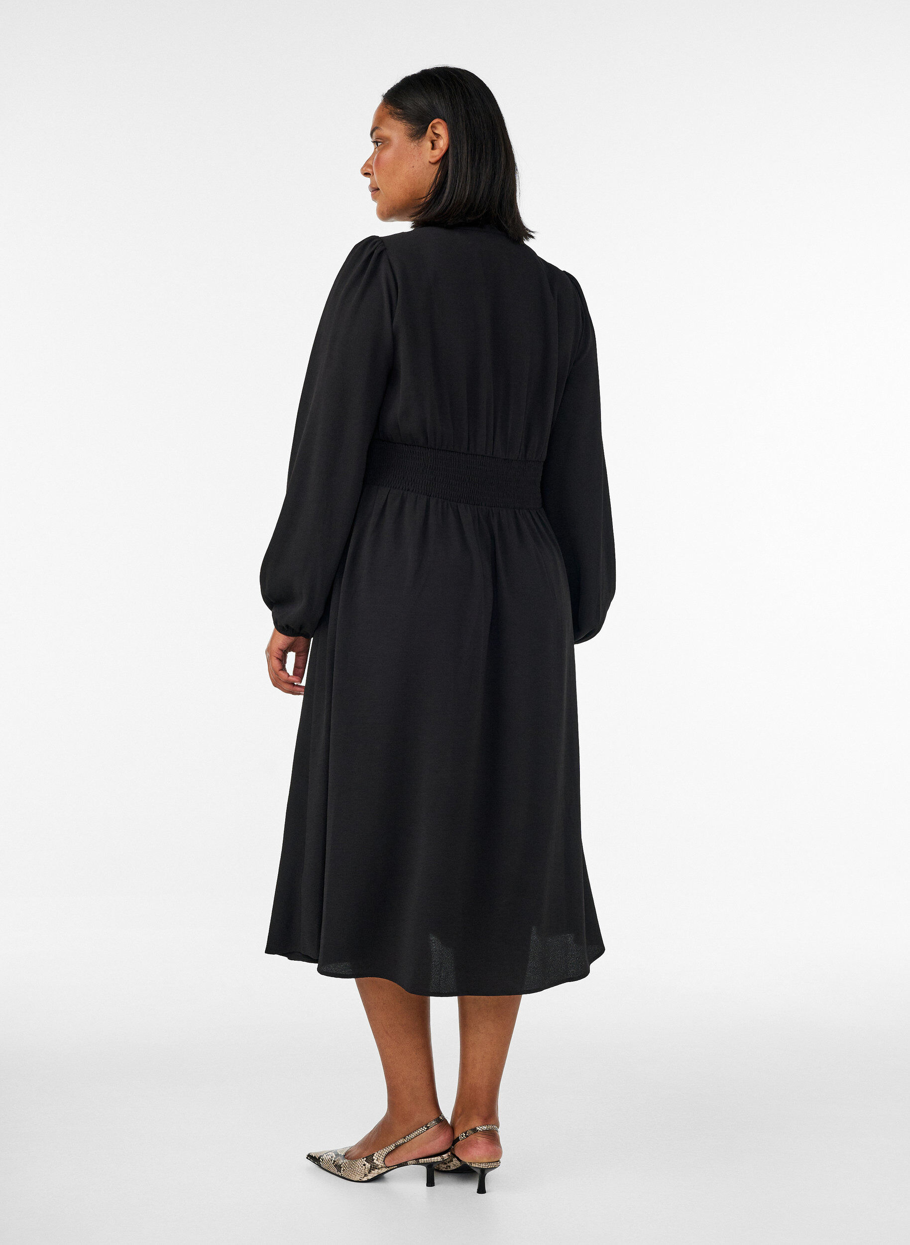 ZizziMidikl&auml;nning med smock och dekorativa knappar, Svart, Model image number 1