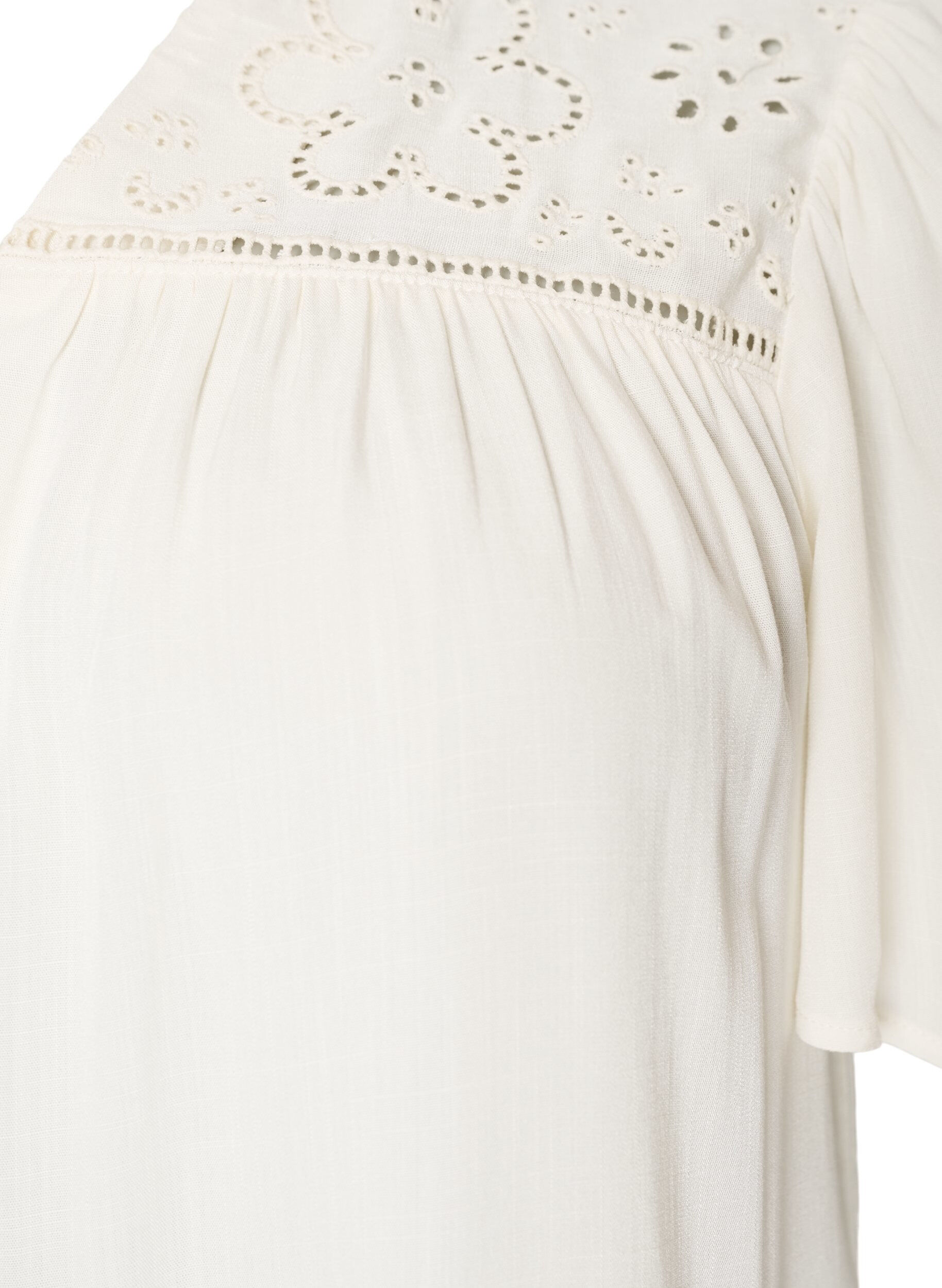 ZizziBlus i viskos med broderie anglaise, Beige, Packshot image number 2