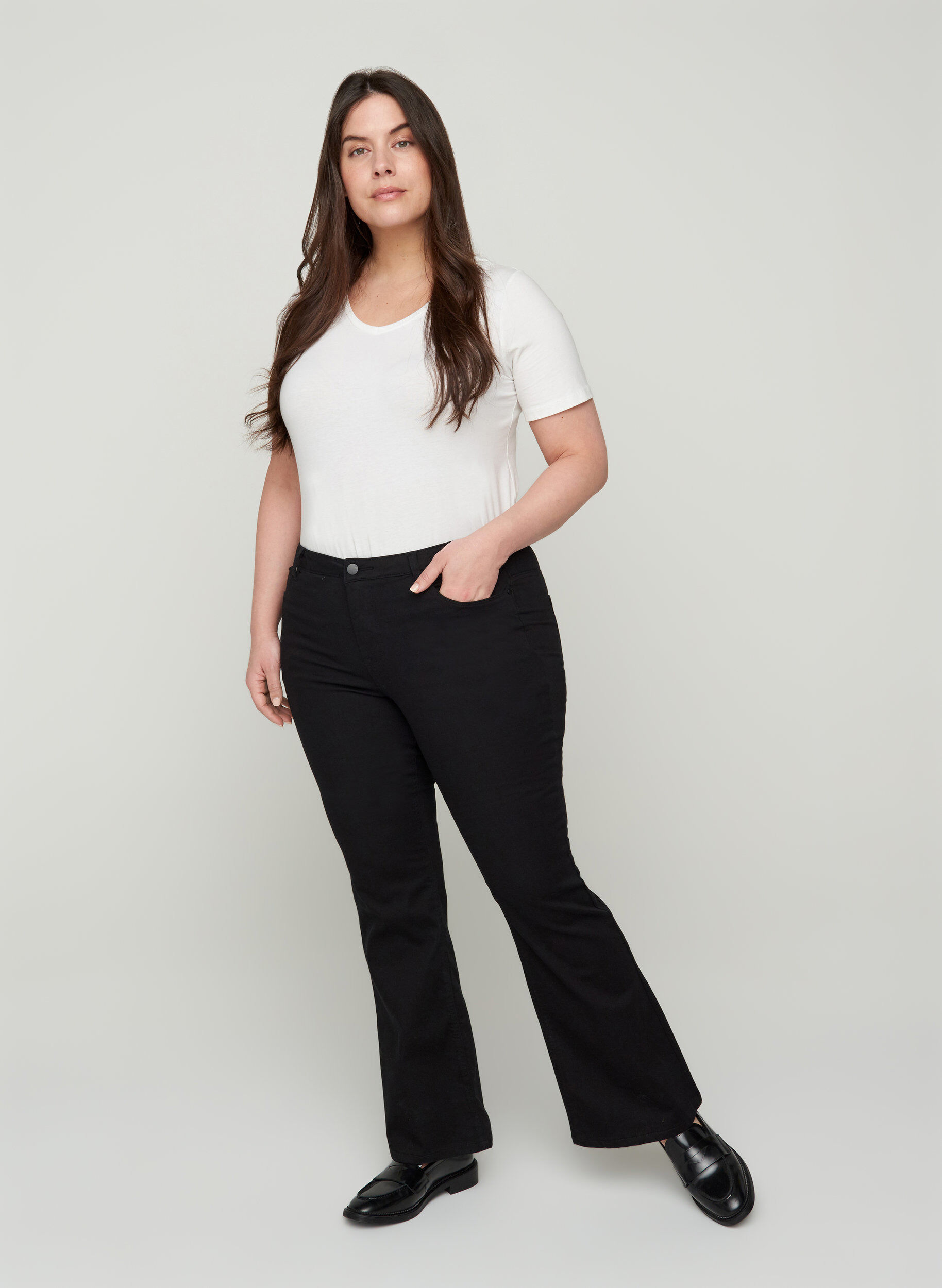 Zizzi Ellen jeans med bootcut och h&ouml;g midja, Black, Model image number 0
