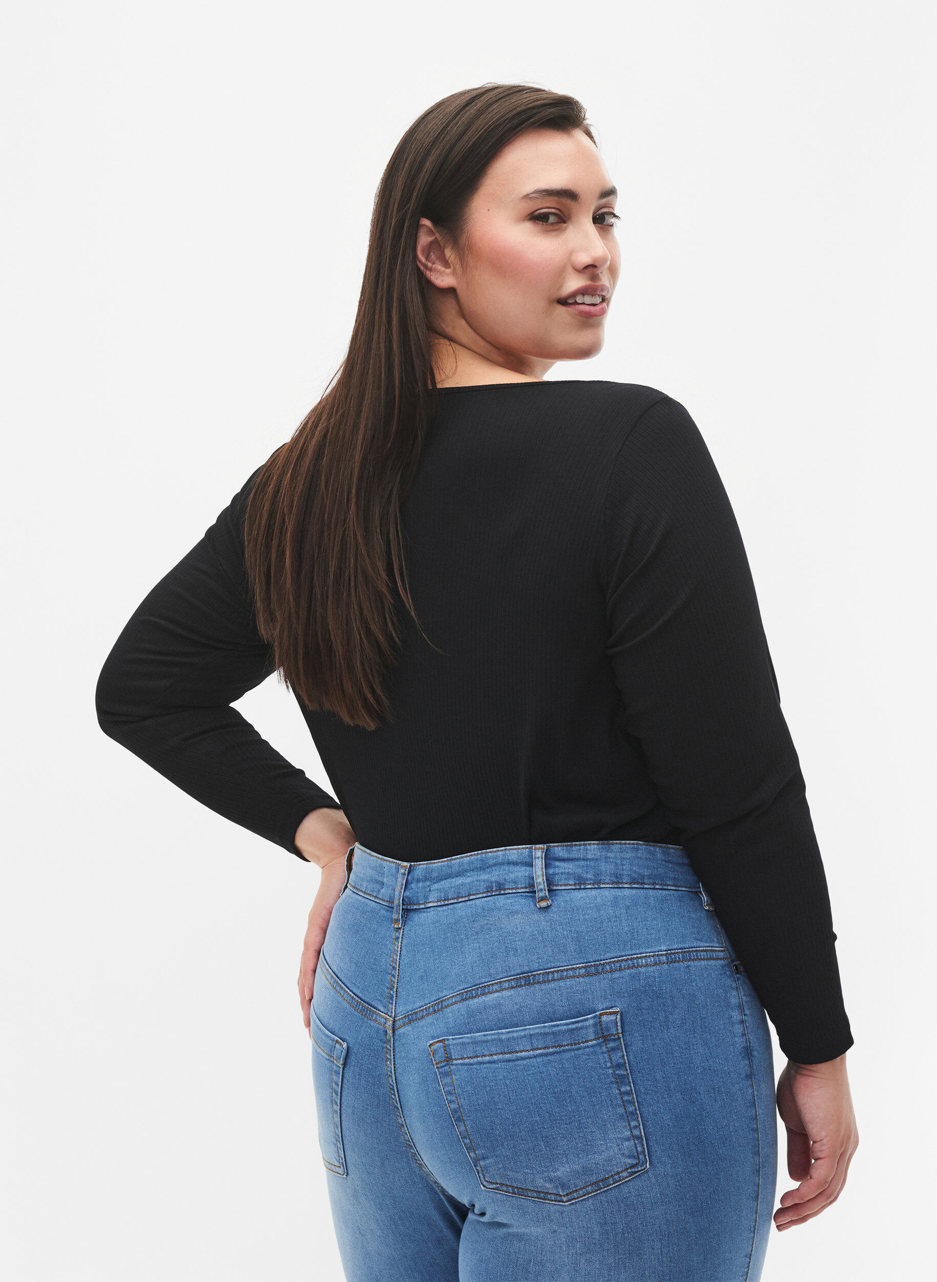 Zizzi L&aring;ng&auml;rmad t-shirt med asymmetrisk sk&auml;rning, Black, Model image number 1