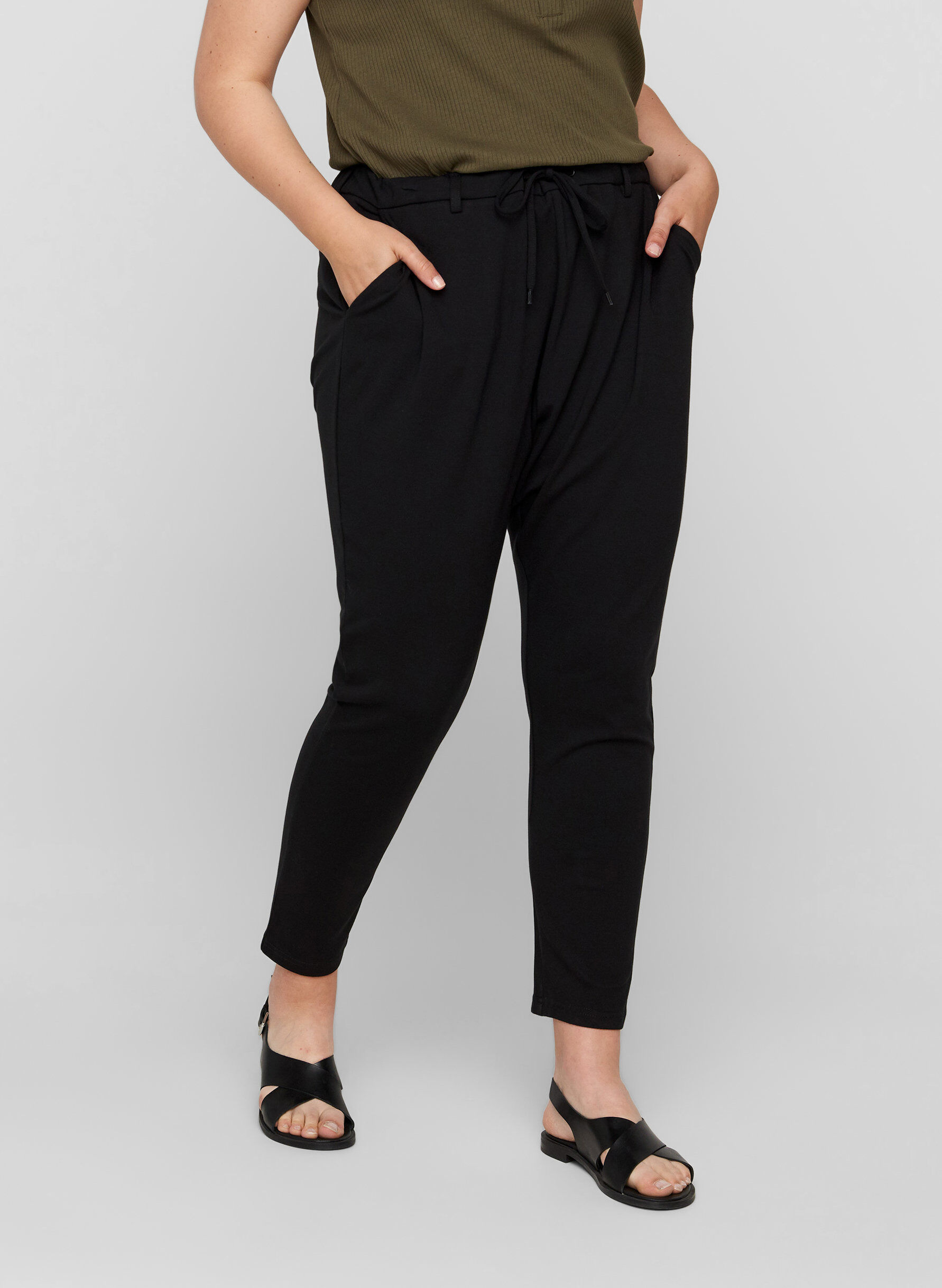 ZizziCroppade Maddison byxor, Svart, Model image number 3