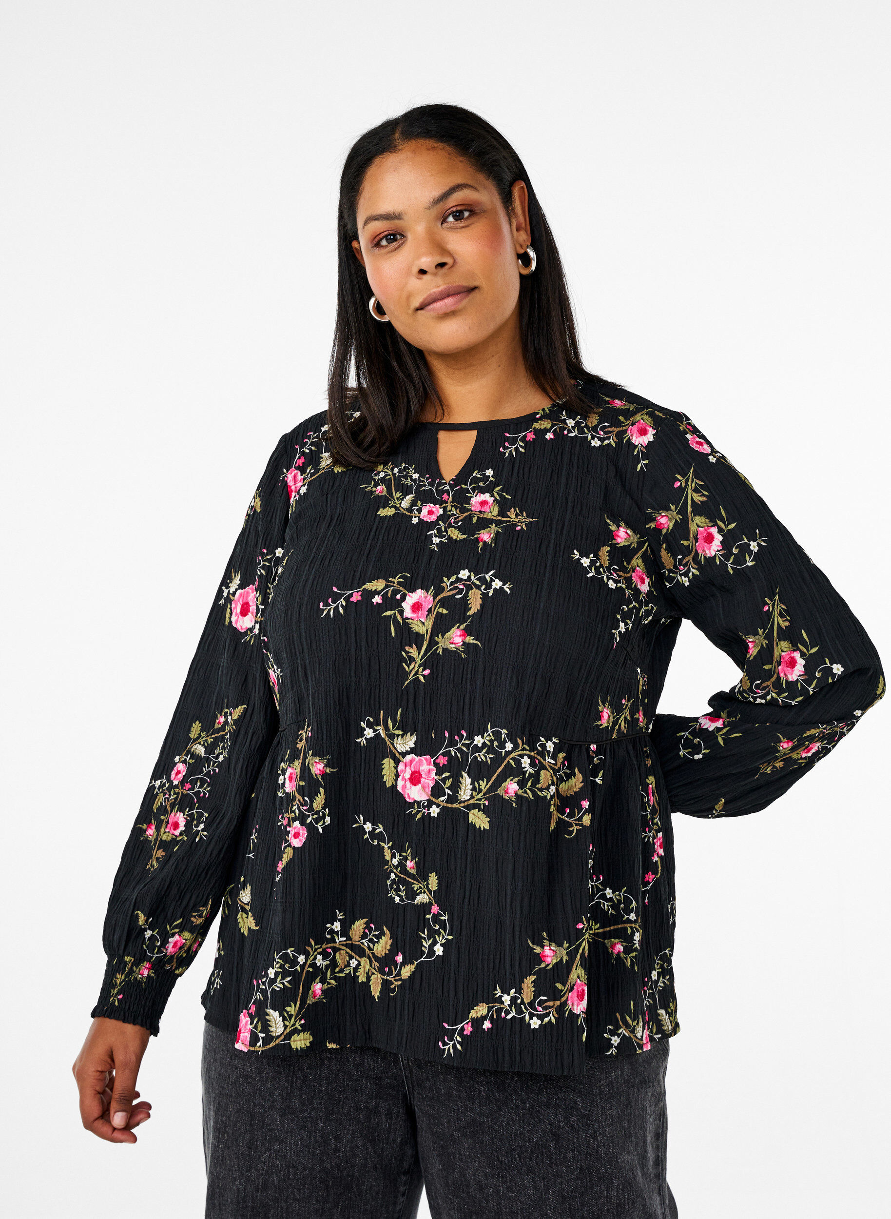 Zizzi L&aring;ng&auml;rmad blus med blomm&ouml;nster, Svart, Model image number 0