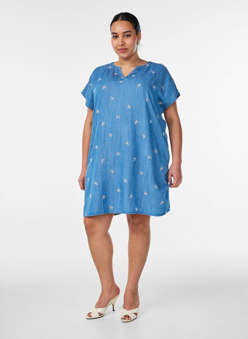Kl&auml;nning i lyocell med denimlook och broderade blommor, Bl&aring;, Model image number 1
