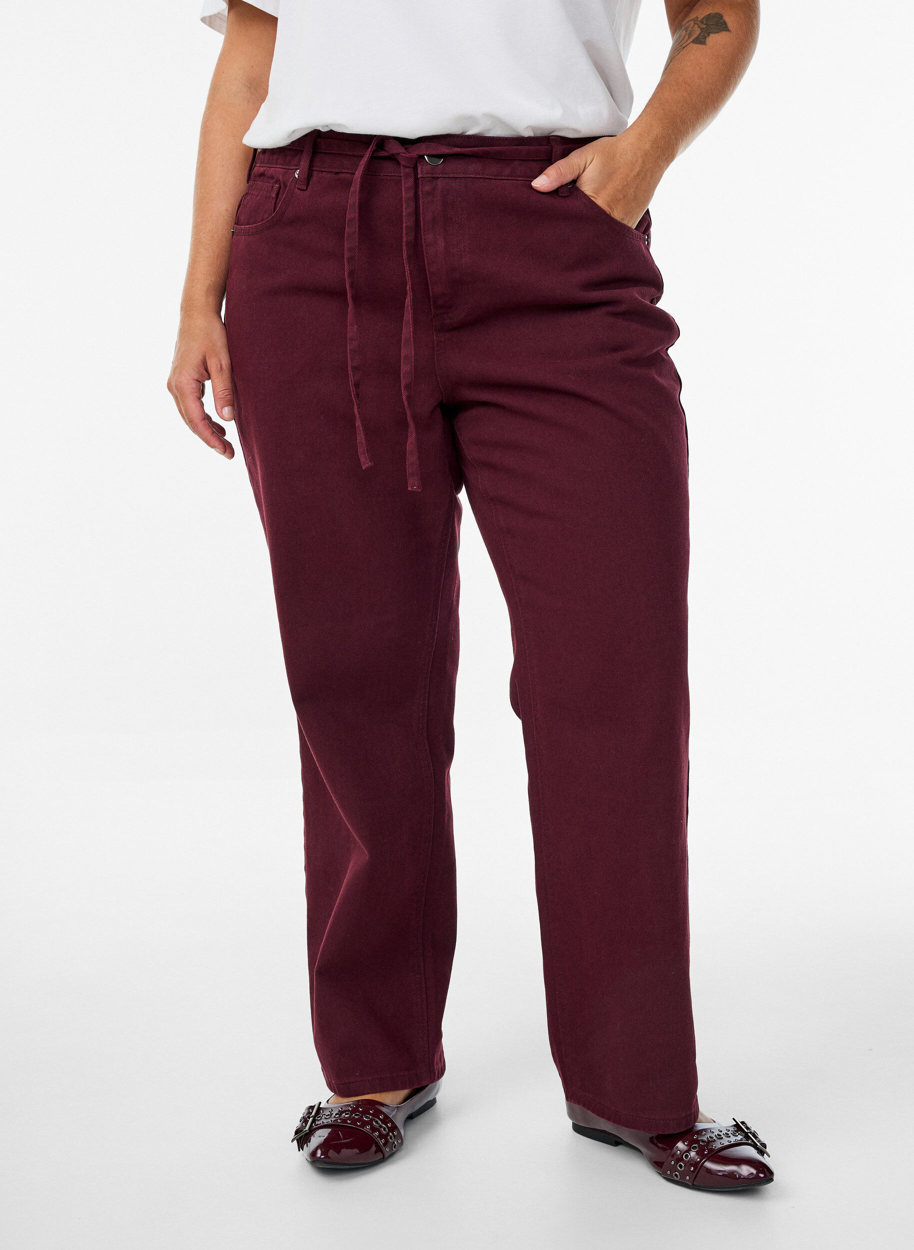 Zizzi F&auml;rgade jeans med h&ouml;g midja och knytsk&auml;rp, R&ouml;d, Model image number 2