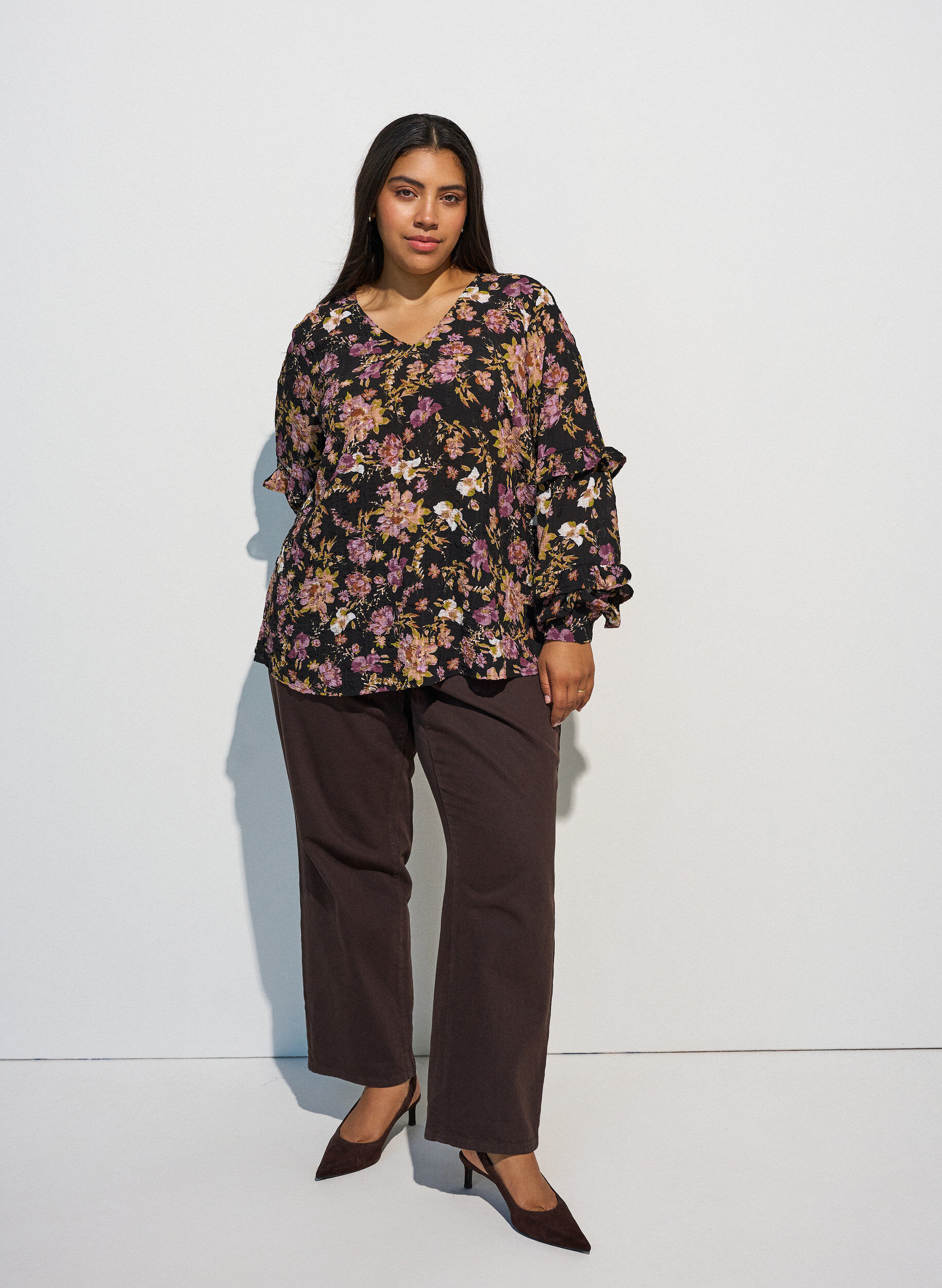 ZizziBlus med blomsterm&ouml;nster och volangdetaljer, Svart, Model image number 1