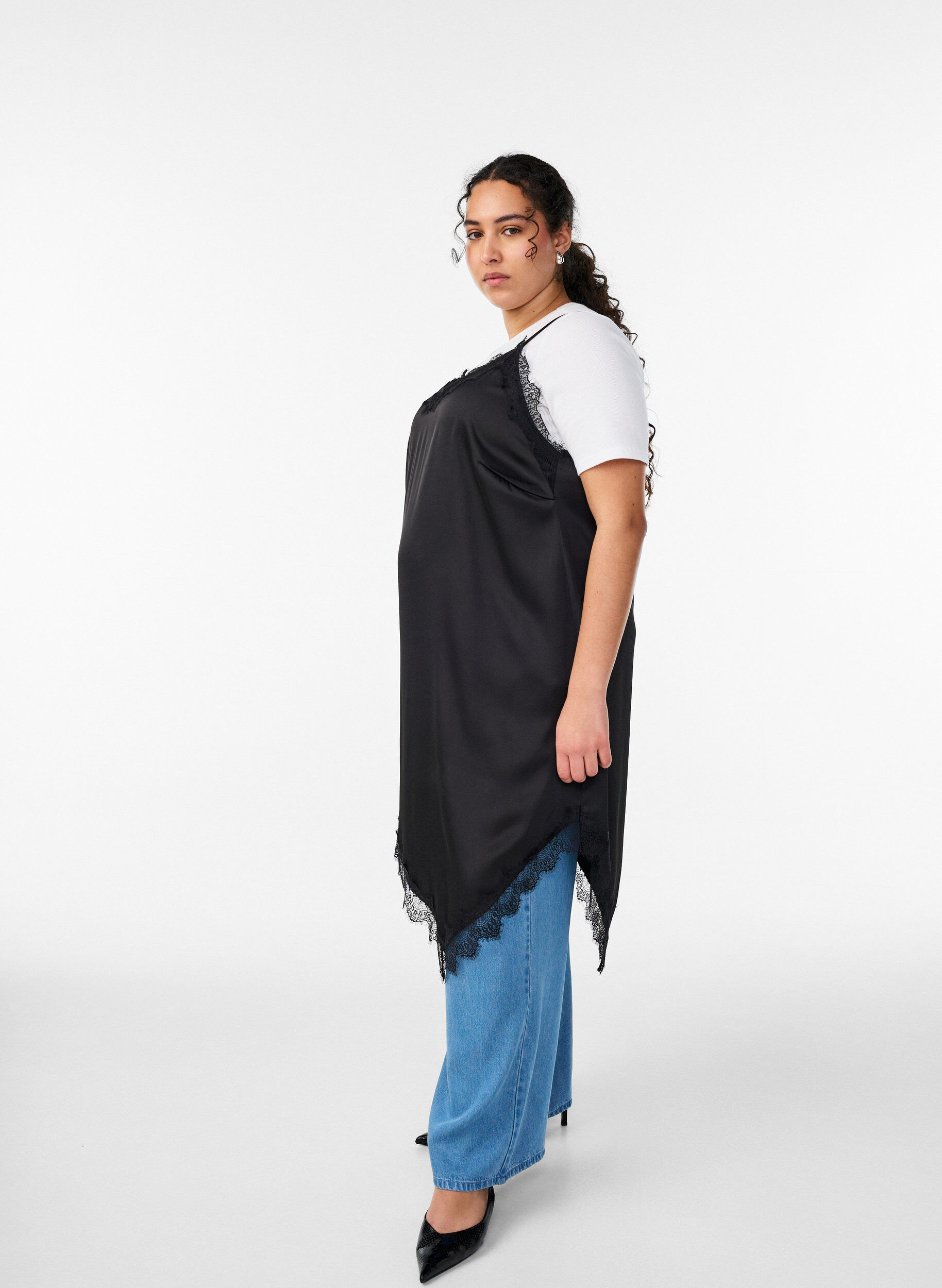 Zizzi Kl&auml;nning i satinlook med spetskant, Svart, Model image number 2