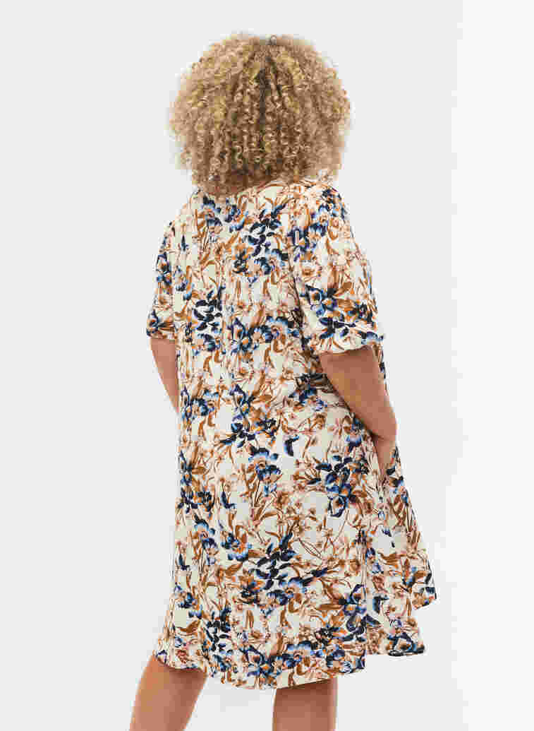 Kortärmad viskosklänning med paisleymönster, Ecru Flower, Model