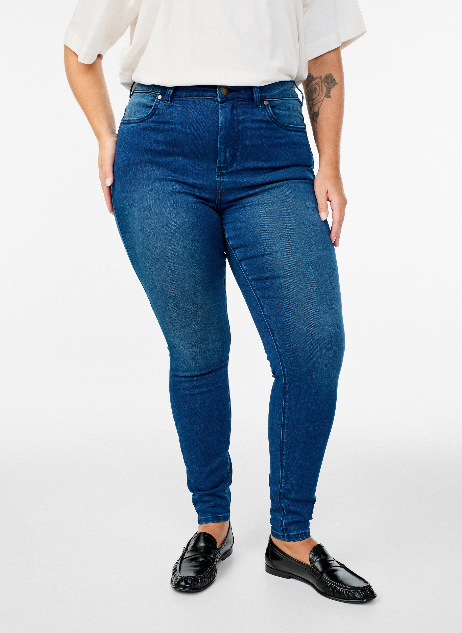 ZizziSupersmala Amy-jeans med h&ouml;g midja, Bl&aring;, Model image number 2
