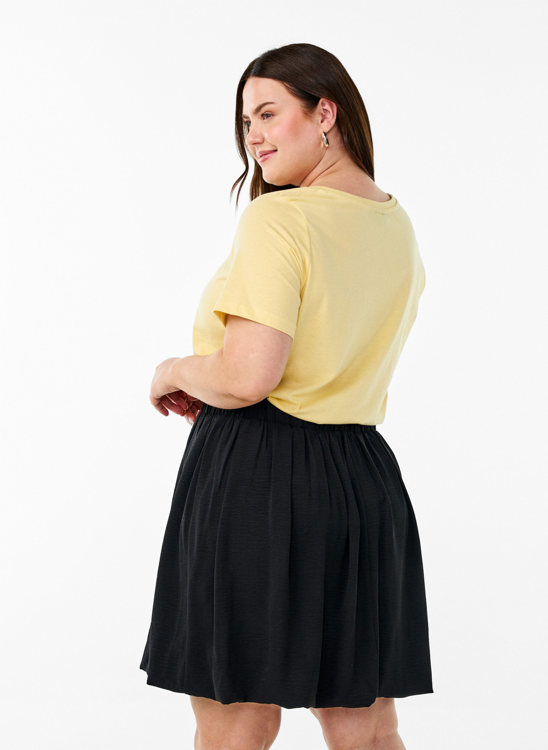 Zizzi Kort&auml;rmad t-shirt med v-hals, Gul, Model image number 2