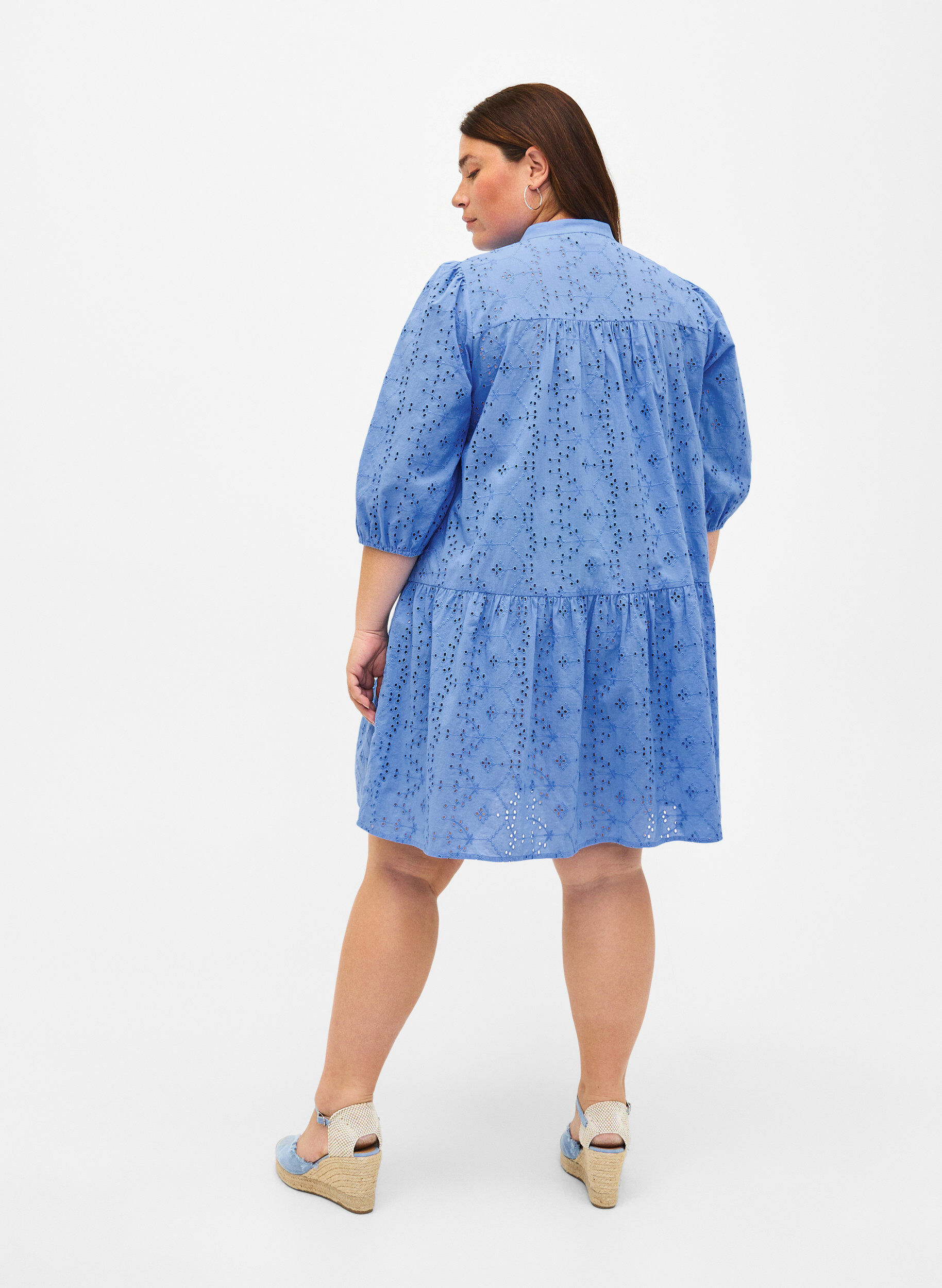 Zizzi Skjortkl&auml;nning i bomull med anglaise-broderier, Marina, Model image number 1