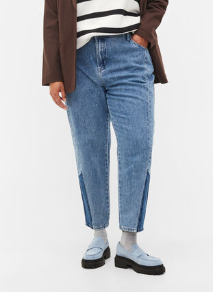 Croppade Mille mom jeans med blockfärgad detalj, Blue denim, Model image number 3