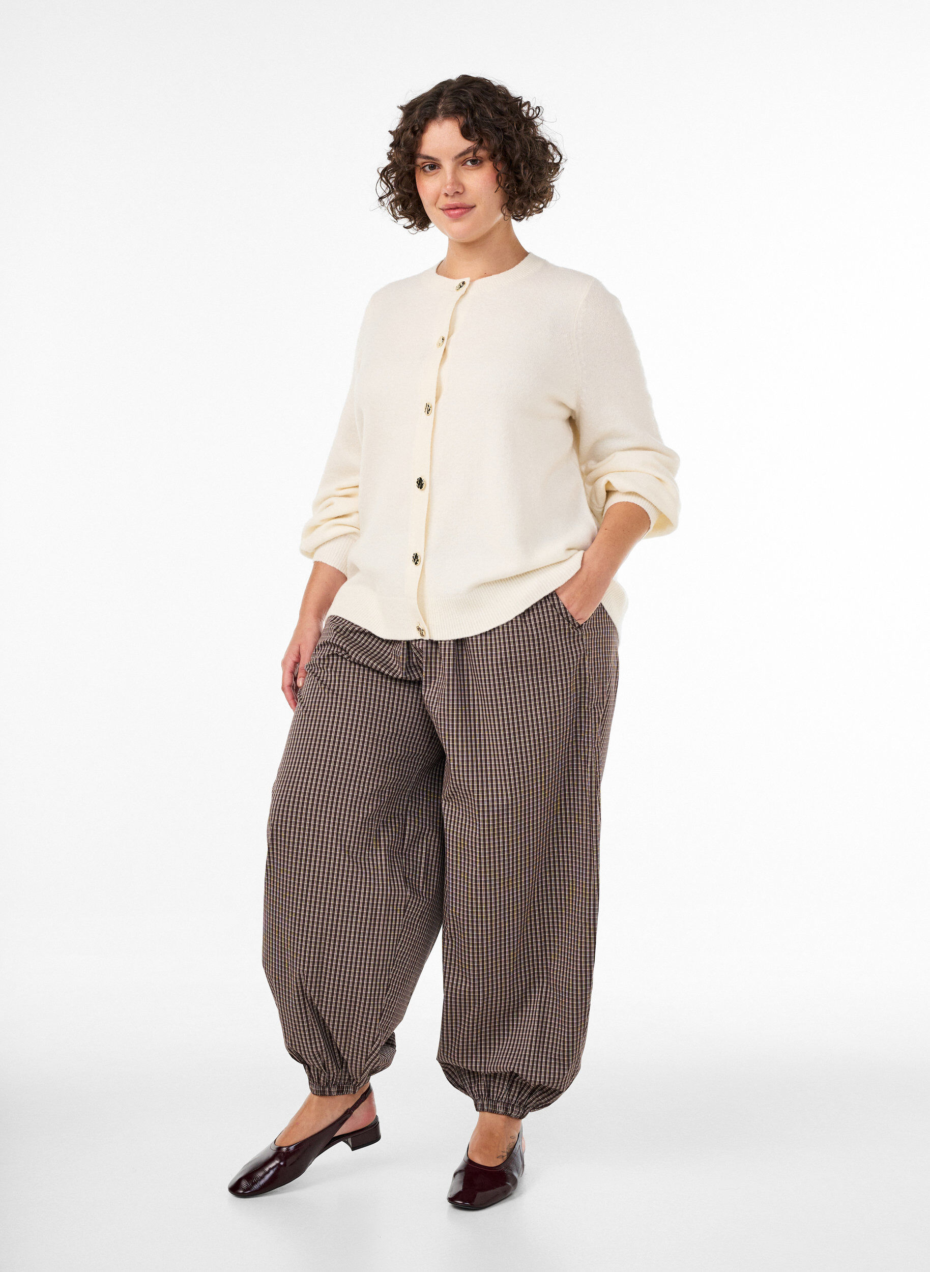 ZizziKofta i mjukt stickat med guldf&auml;rgade knappar, Vanilla, Model image number 1