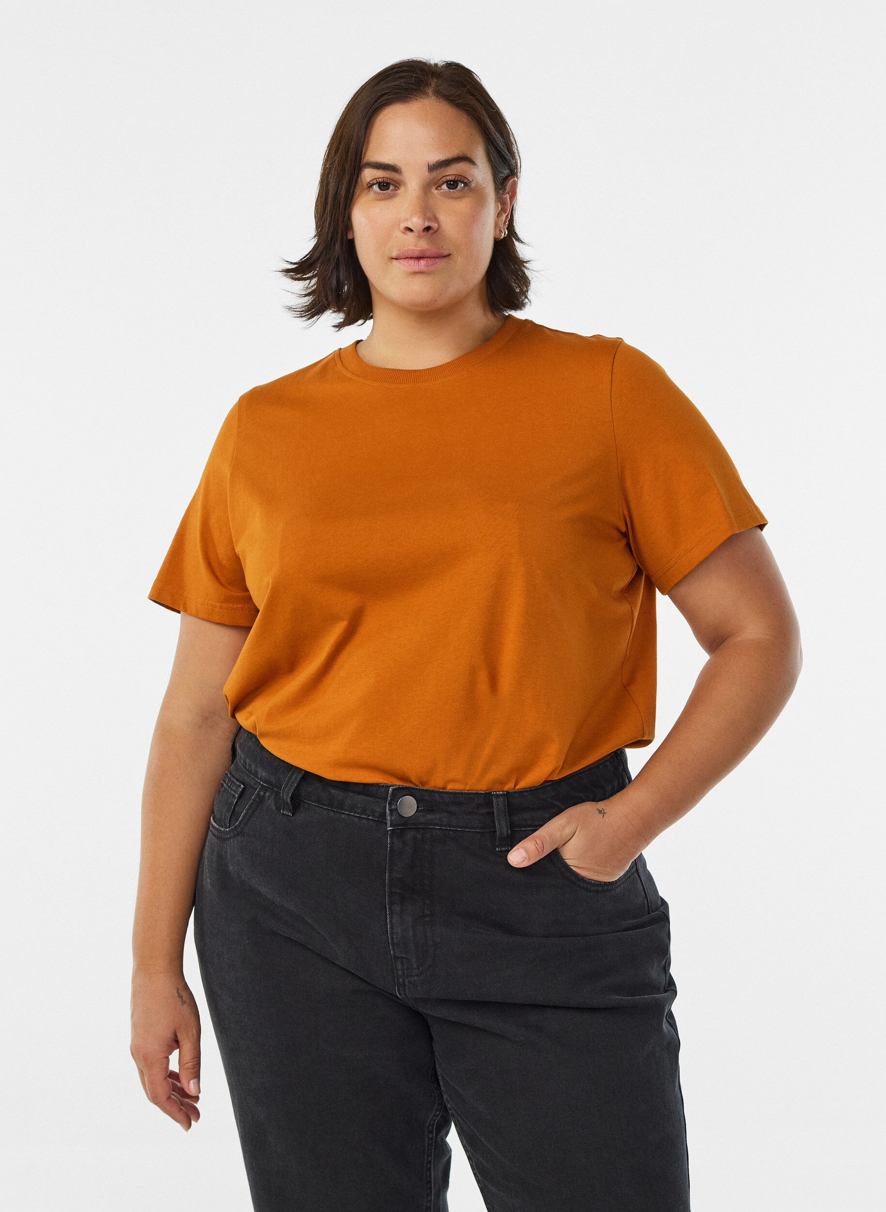 Enkel t-shirt i bomull med rund halsringning, Orange, Model