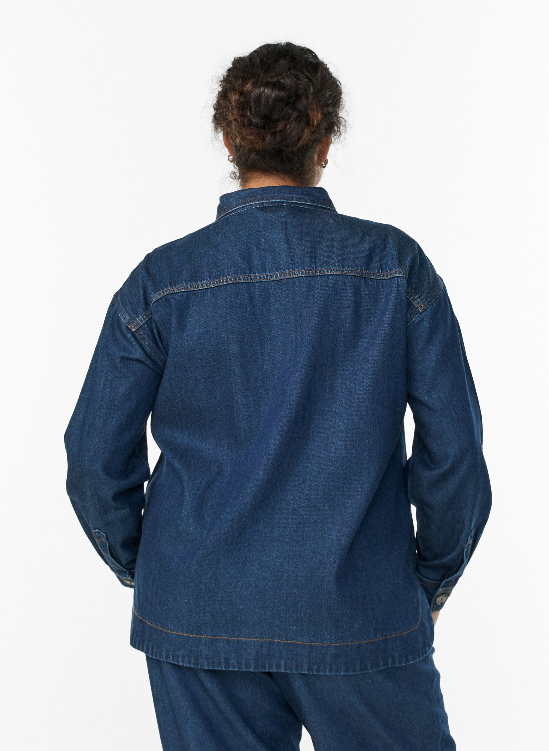 Zizzi L&ouml;s skjorta i denim med br&ouml;stfickor, Bl&aring;, Model image number 2