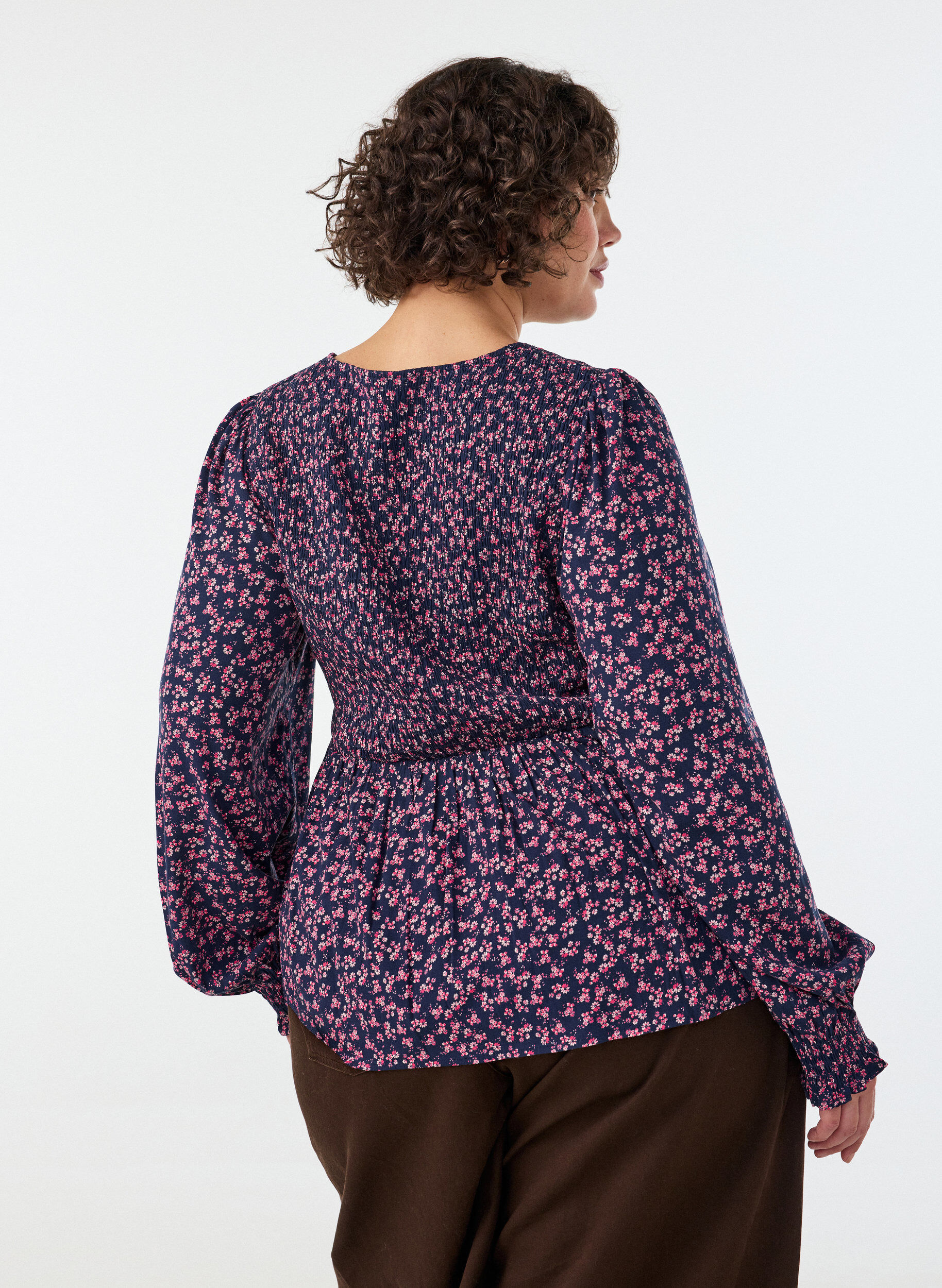 ZizziBlus med smock upptill och blommigt m&ouml;nster, Bl&aring;, Model image number 1