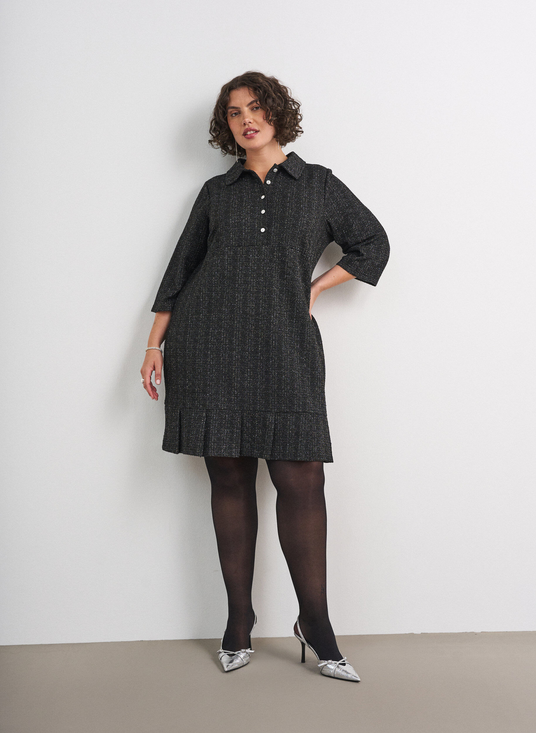 ZizziKort kl&auml;nning i boucl&eacute; med dekorativa knappar, Svart, Model image number 1