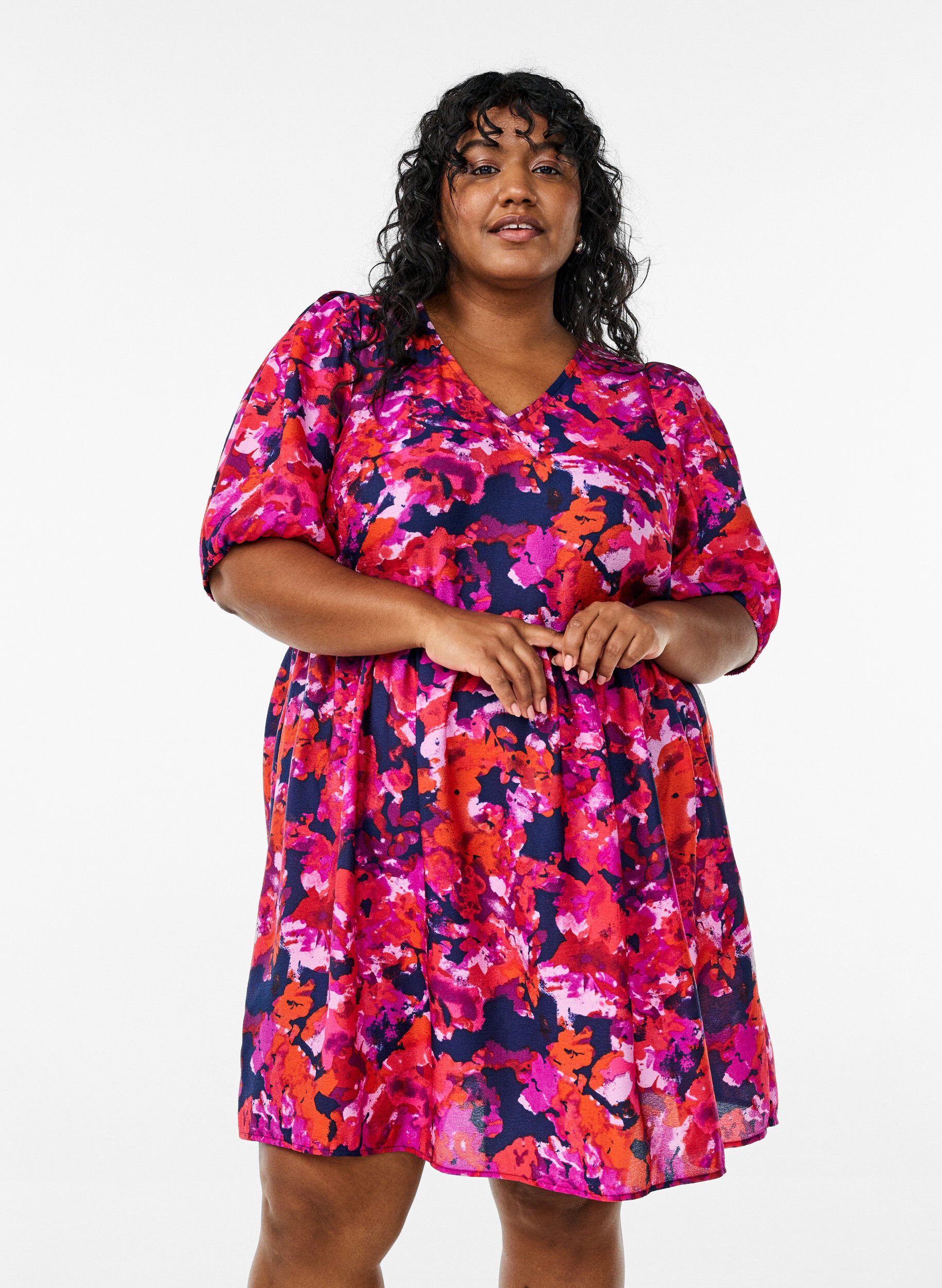 Kort kl&auml;nning med tryck och V-ringning, Rosa, Model