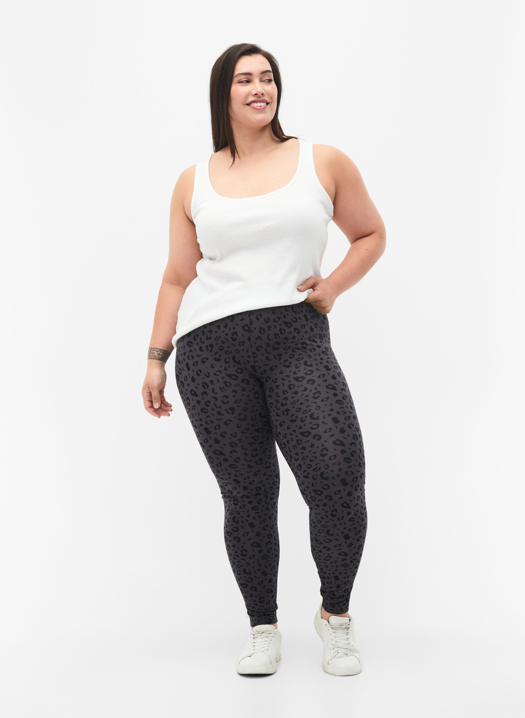 Zizzi Viskos leggings med leopardm&ouml;nster, Gr&aring;, Model image number 1