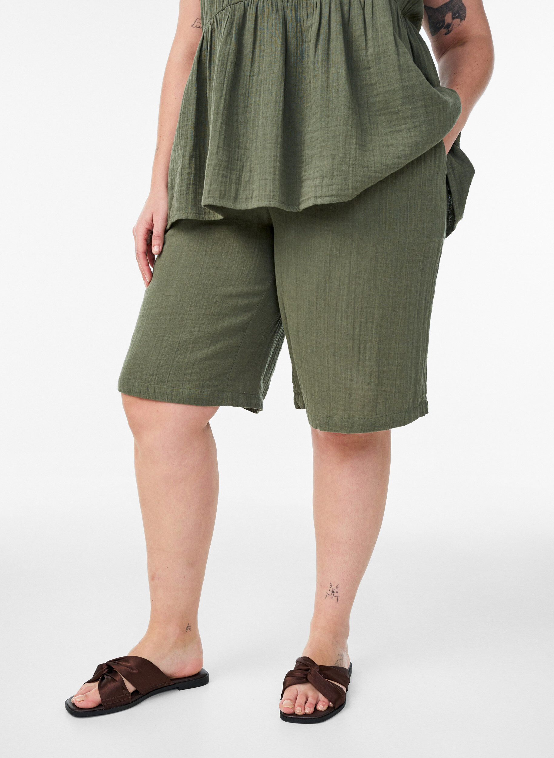 ZizziL&ouml;sa shorts i bomullsmuslin med h&ouml;g midja, Gr&ouml;n, Model image number 3