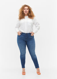 Emily jeans med normal midja och smal passform, Blue denim, Model
