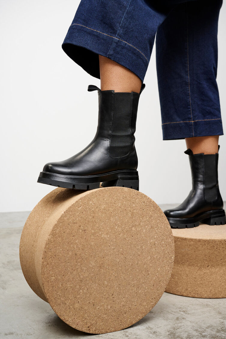 Läderstövlar med bred passform och resår, Black, Model image number 1