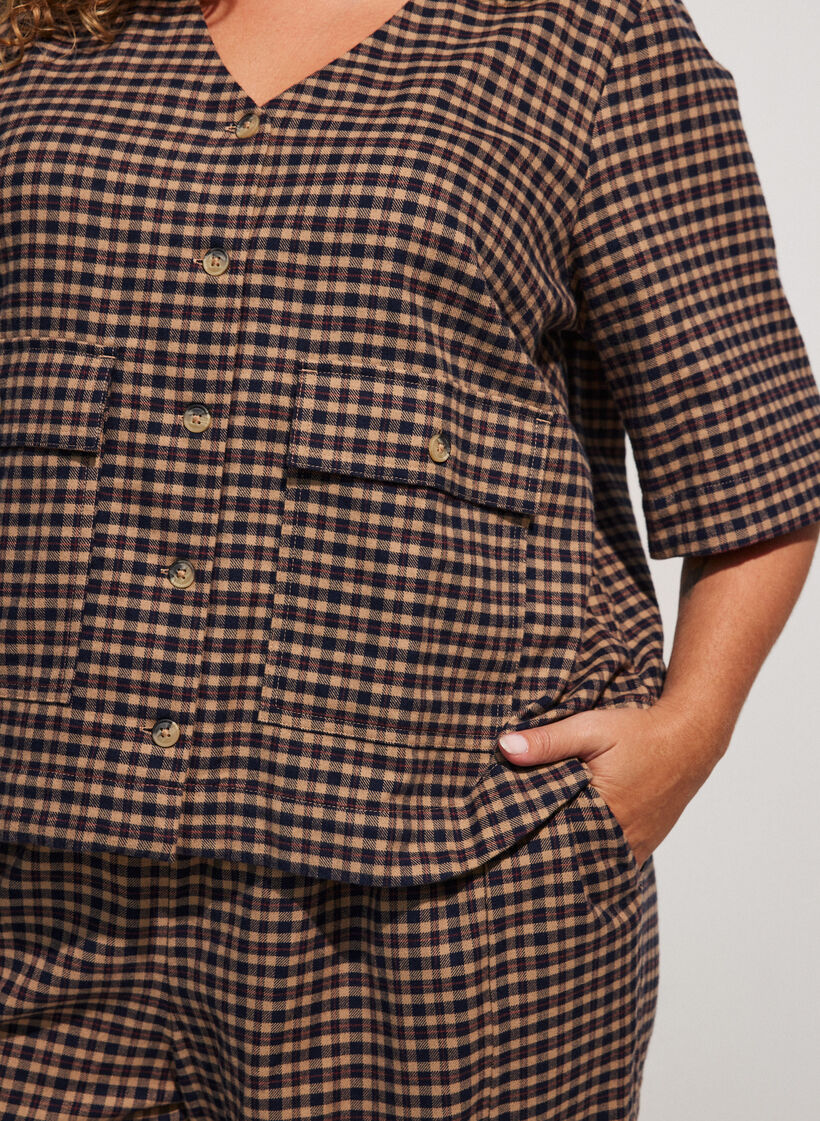 Rutig blus med br&ouml;stfickor, Brun, Model