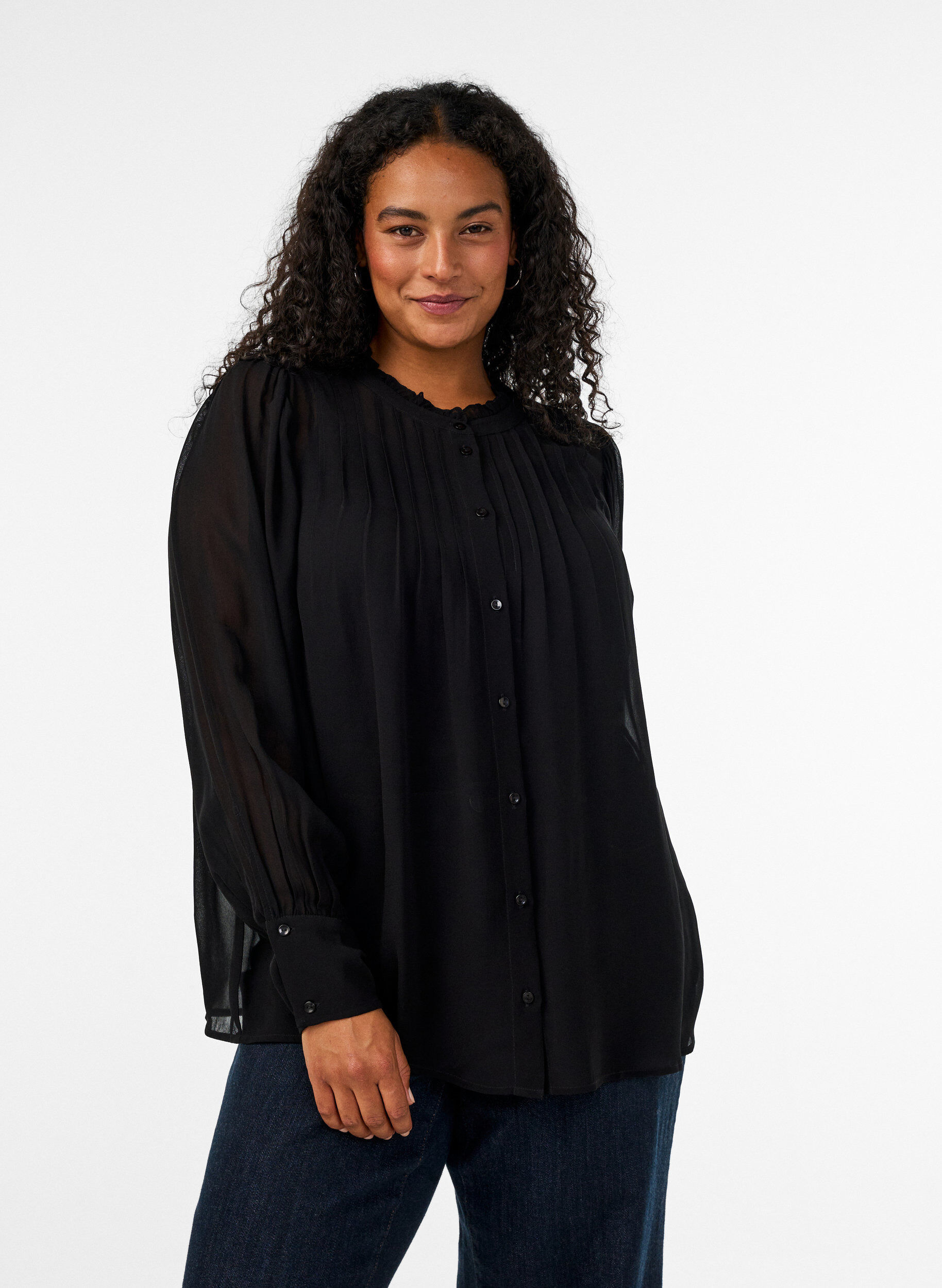 Blus i viskos med volangkrage, Svart, Model