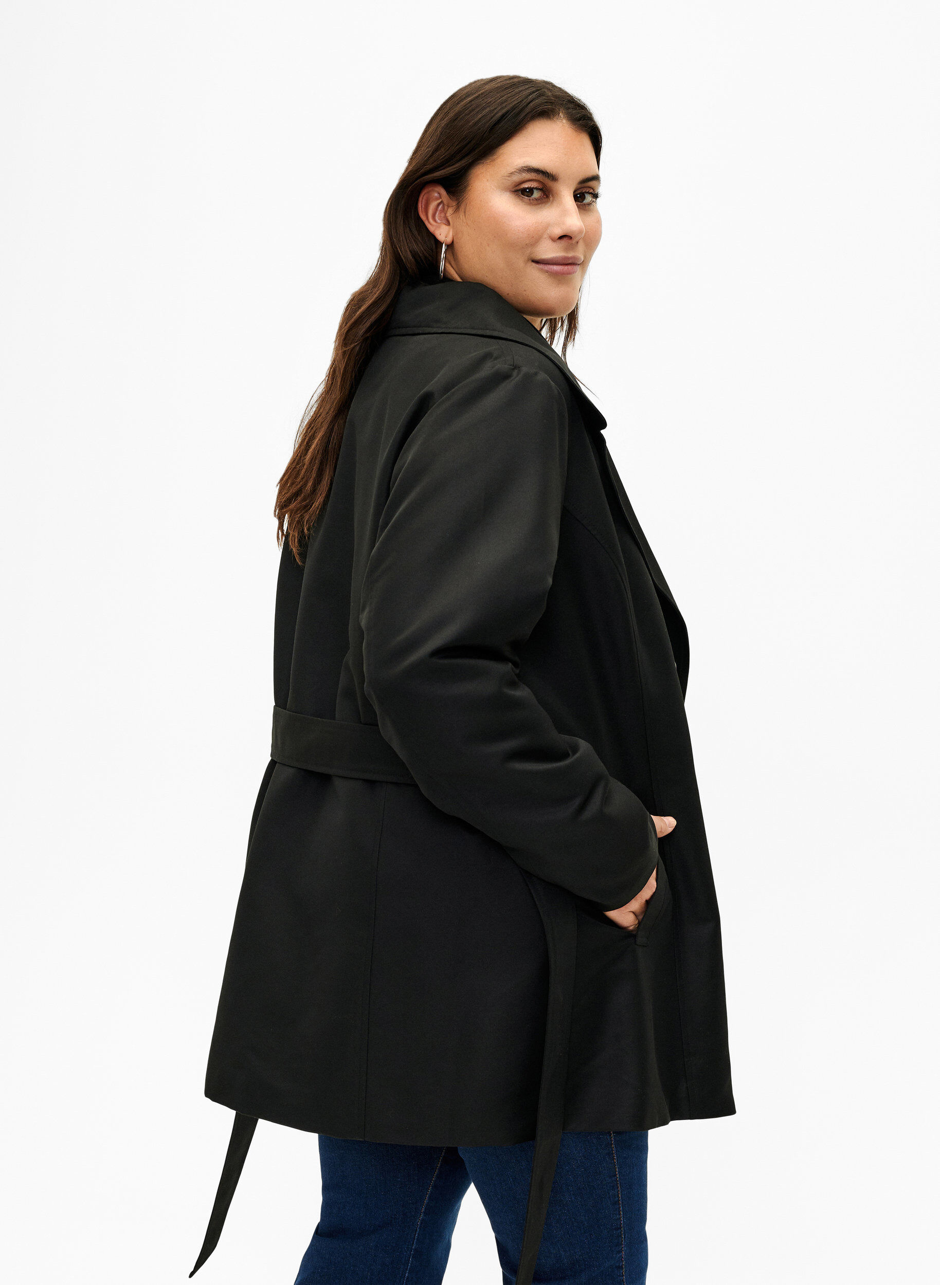 Zizzi Kort trenchcoat med sk&auml;rp, Svart, Model image number 2