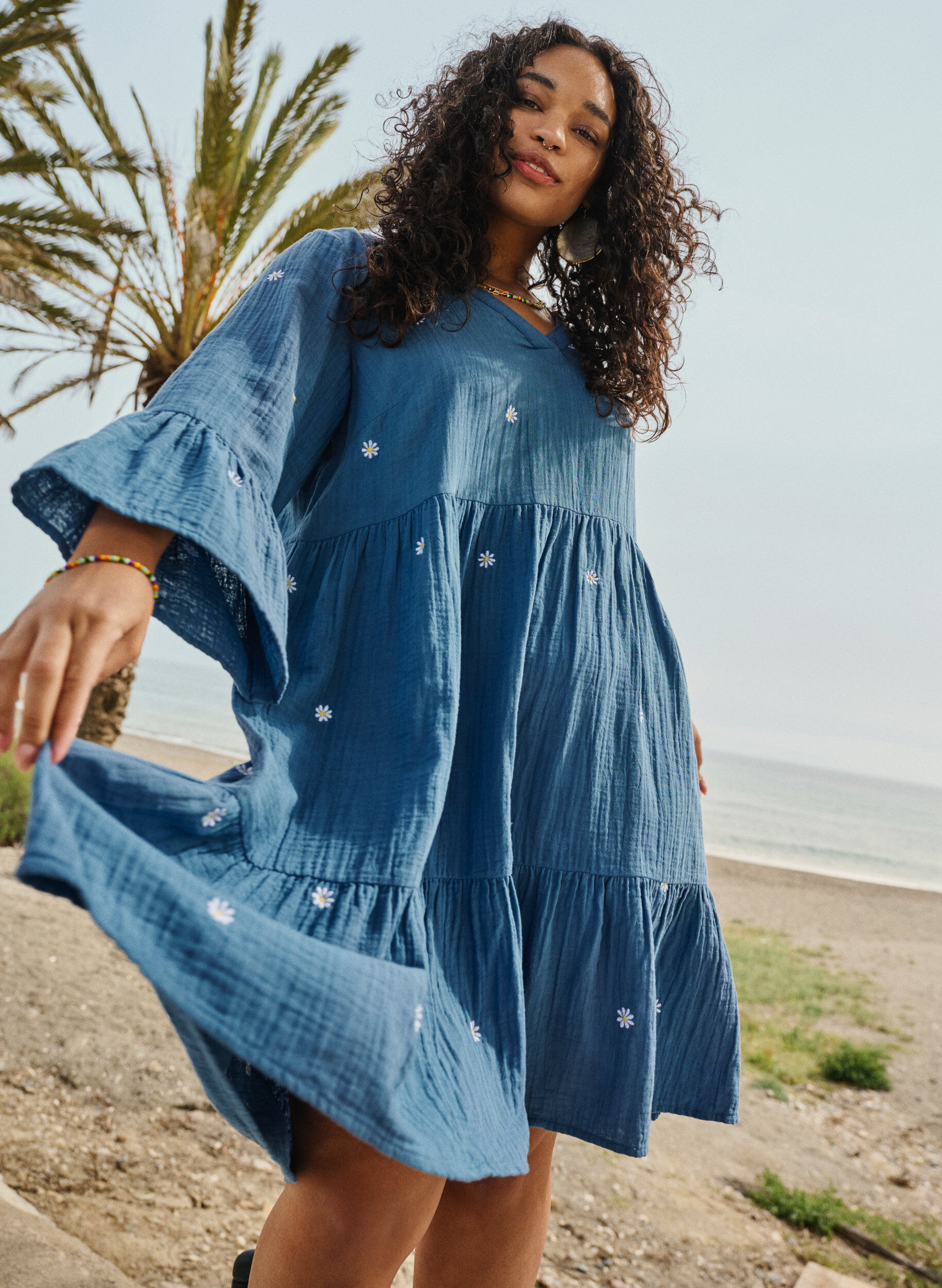 Zizzi Kl&auml;nning i mjuk bomull med broderade blommor, Blue Horizon Daisy, Image image number 0