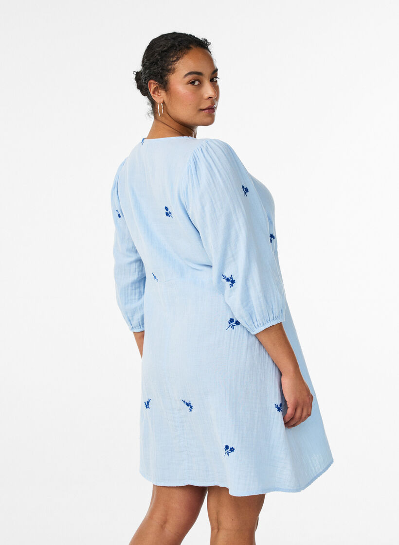 Kort kl&auml;nning i bomullsmuslin med broderade detaljer, Bl&aring;, Model image number 2
