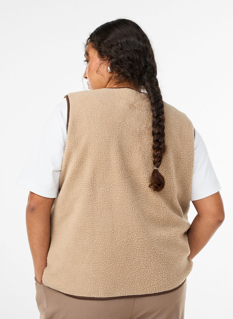 V&auml;st i teddyfleece med kontrastkanter, Beige, Model image number 2