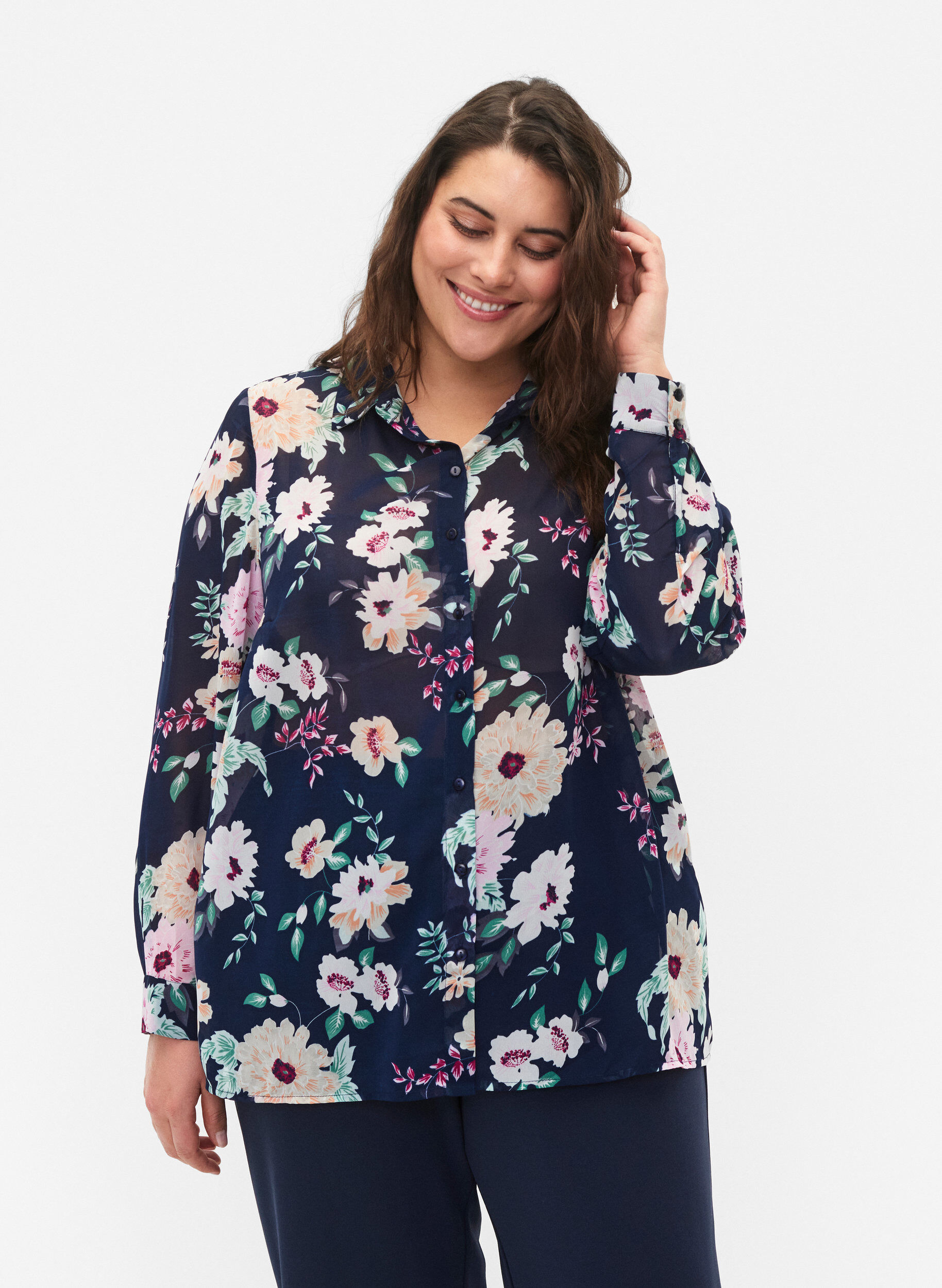 Zizzi FLASH - L&aring;ng&auml;rmad skjorta med blomm&ouml;nster, Navy Flower, Model image number 0
