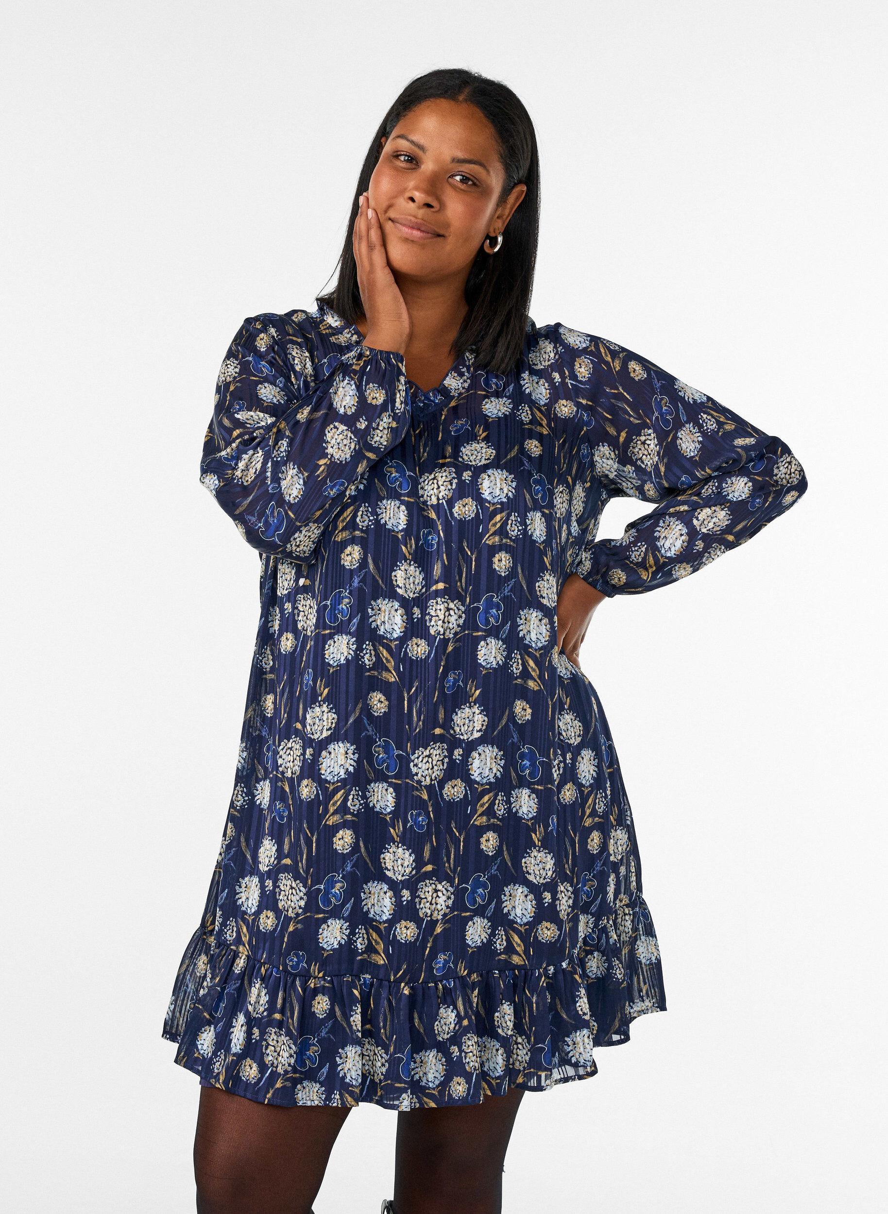 ZizziM&ouml;nstrad kl&auml;nning med volanger och l&aring;nga &auml;rmar, Bl&aring;, Model image number 0