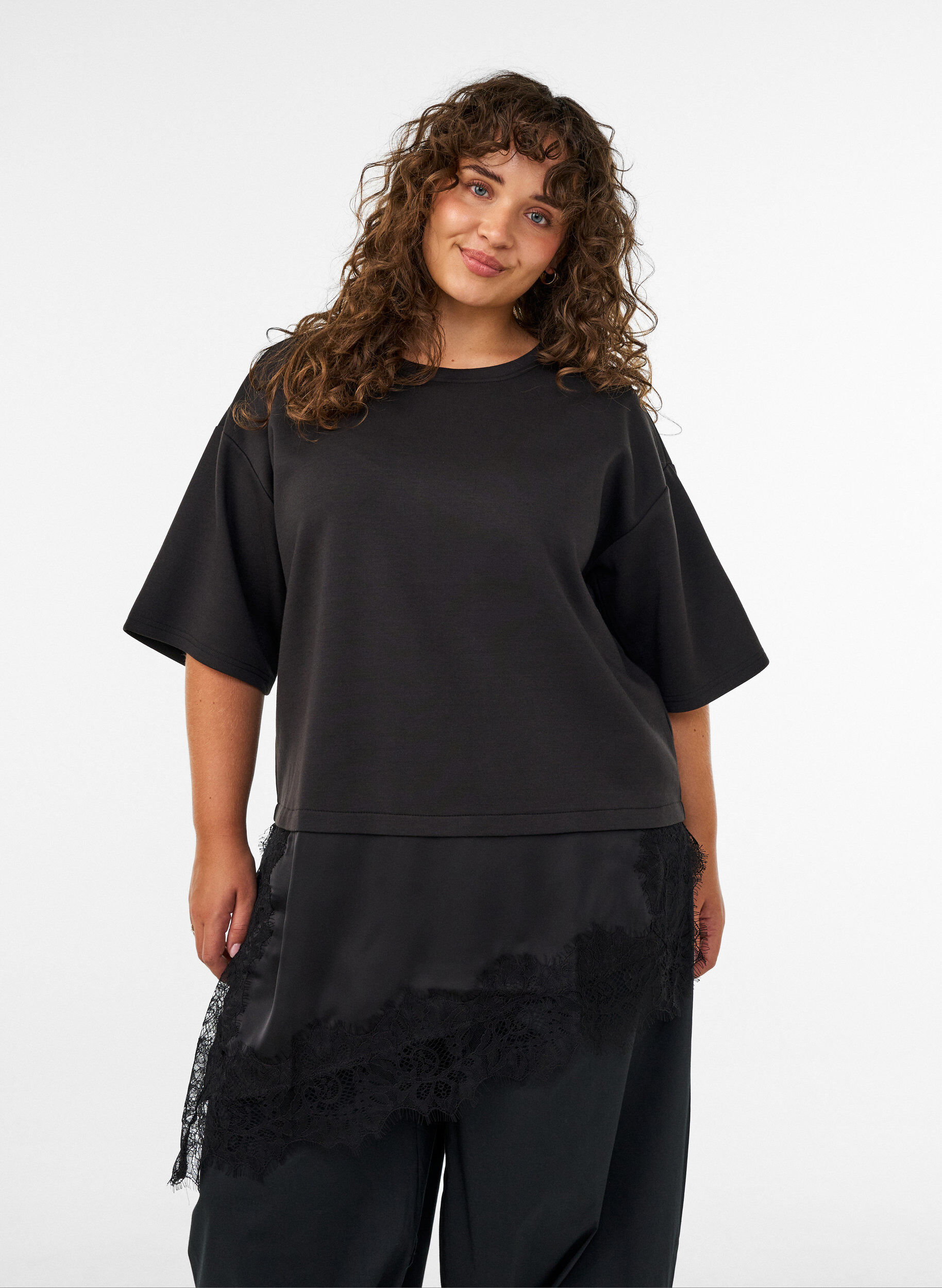Blus i jersey med lager-p&aring;-lager-look och spets, Svart, Model
