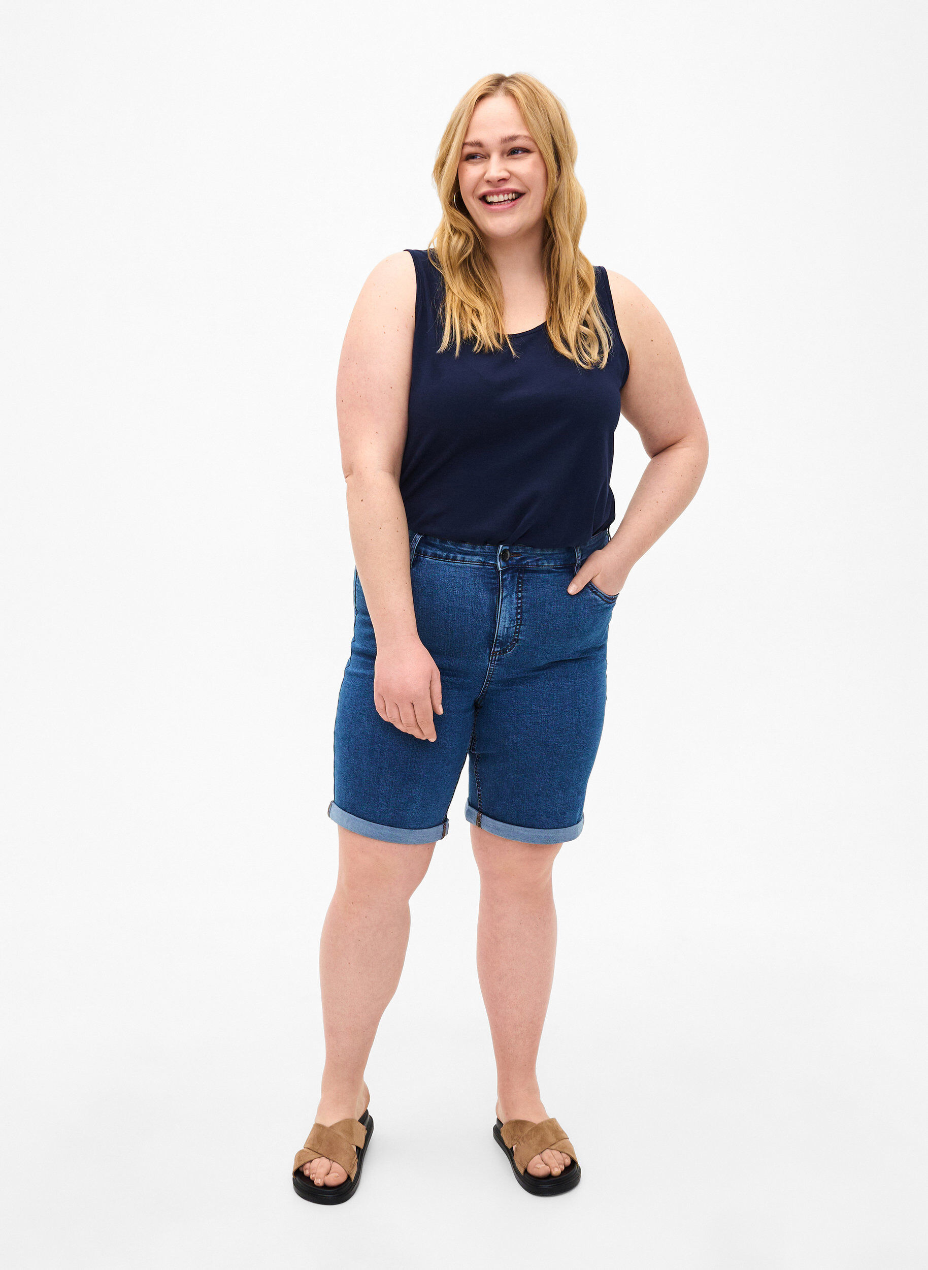 Zizzi &Aring;tsittande jeansshorts med h&ouml;g midja, Blue Denim, Model image number 3