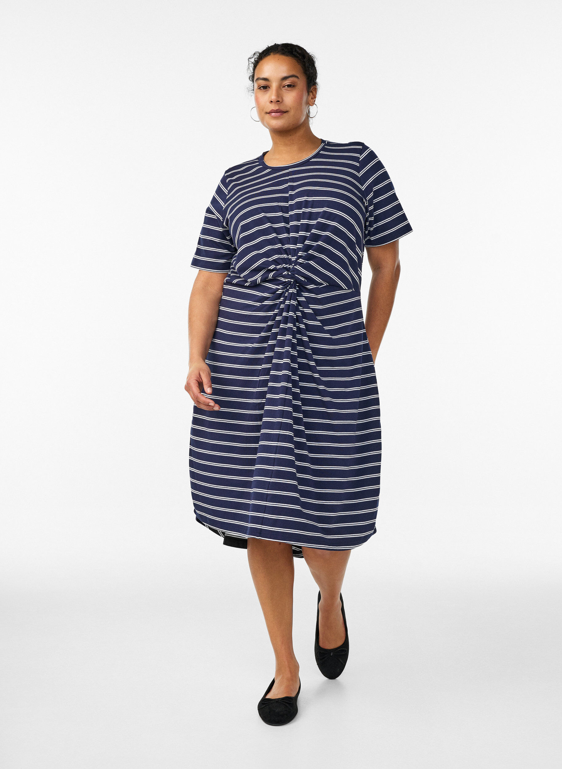 Zizzi Kl&auml;nning i bomull med twist-detalj, Bl&aring;, Model image number 1