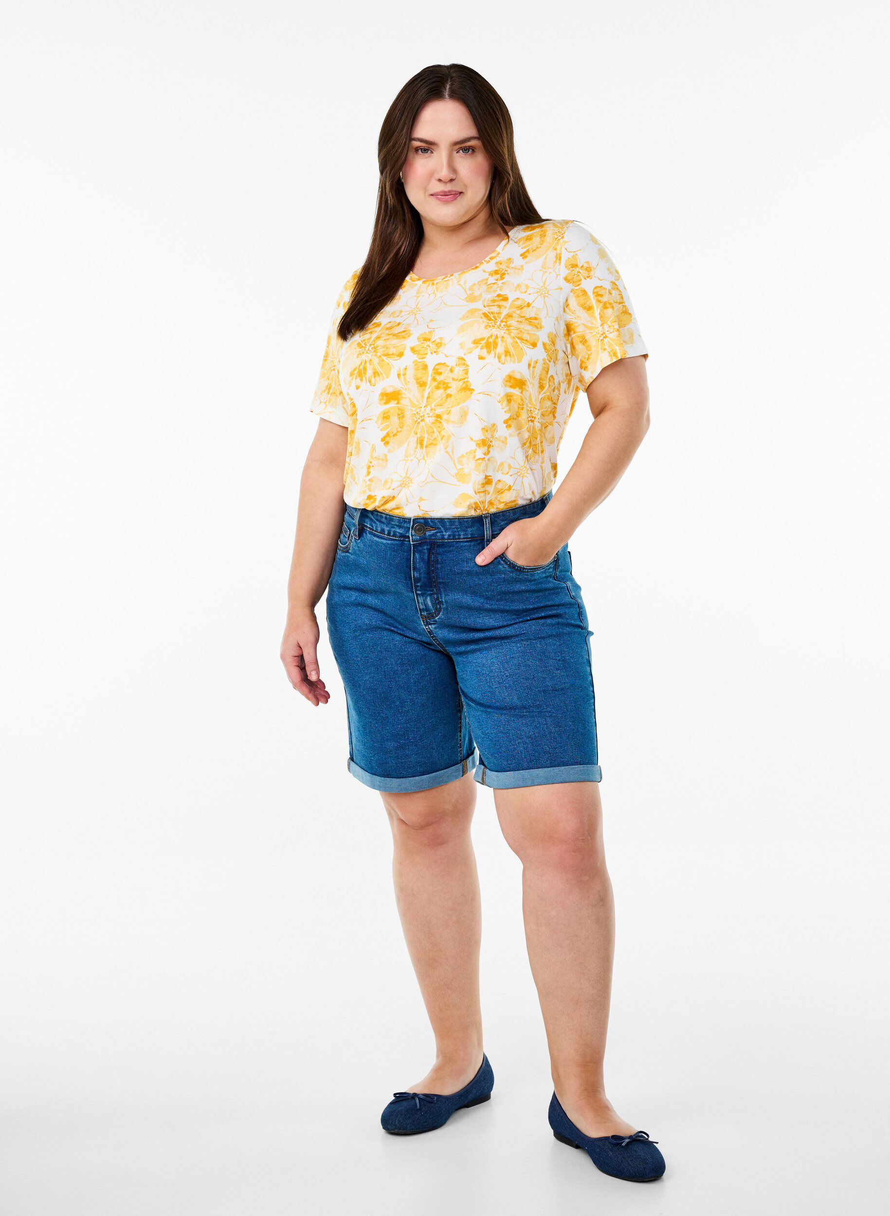 Zizzi Figurn&auml;ra jeansshorts med h&ouml;g midja, Bl&aring;, Model image number 1