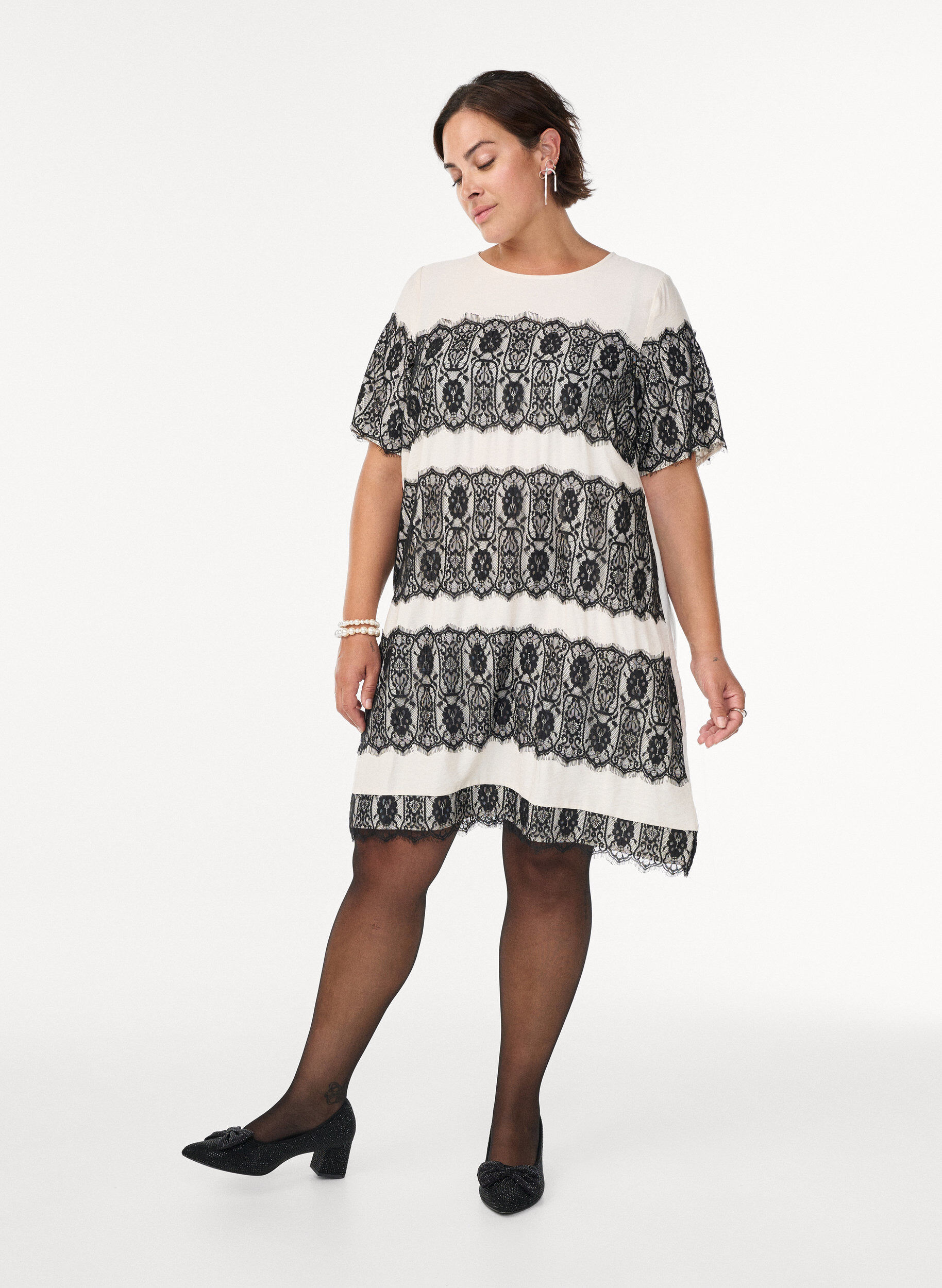 Zizzi Kort kl&auml;nning med kontrasterande spetspaneler, Beige, Model image number 1