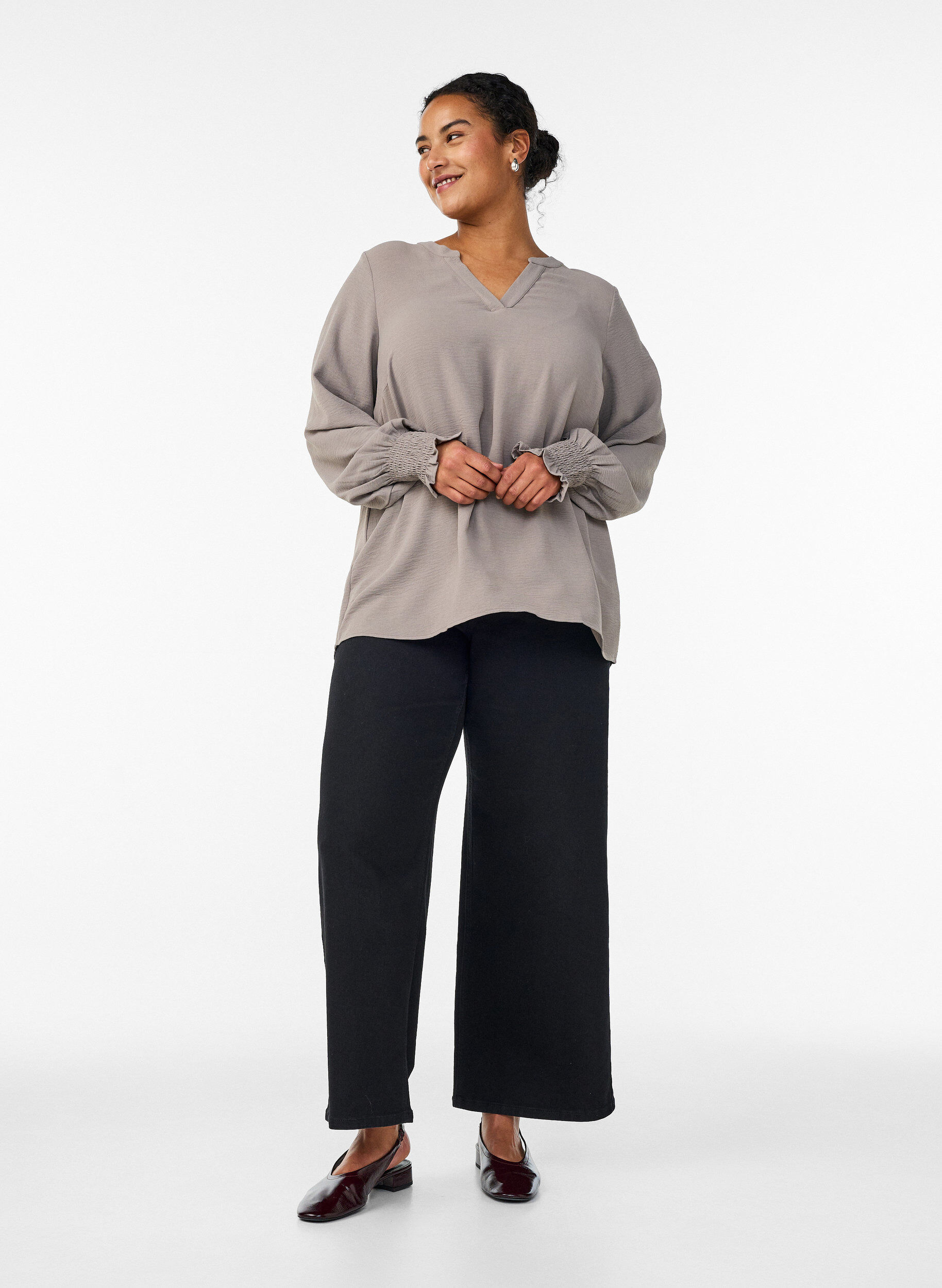 ZizziBlus med smockade manschetter och v-ringning, Beige, Model image number 1