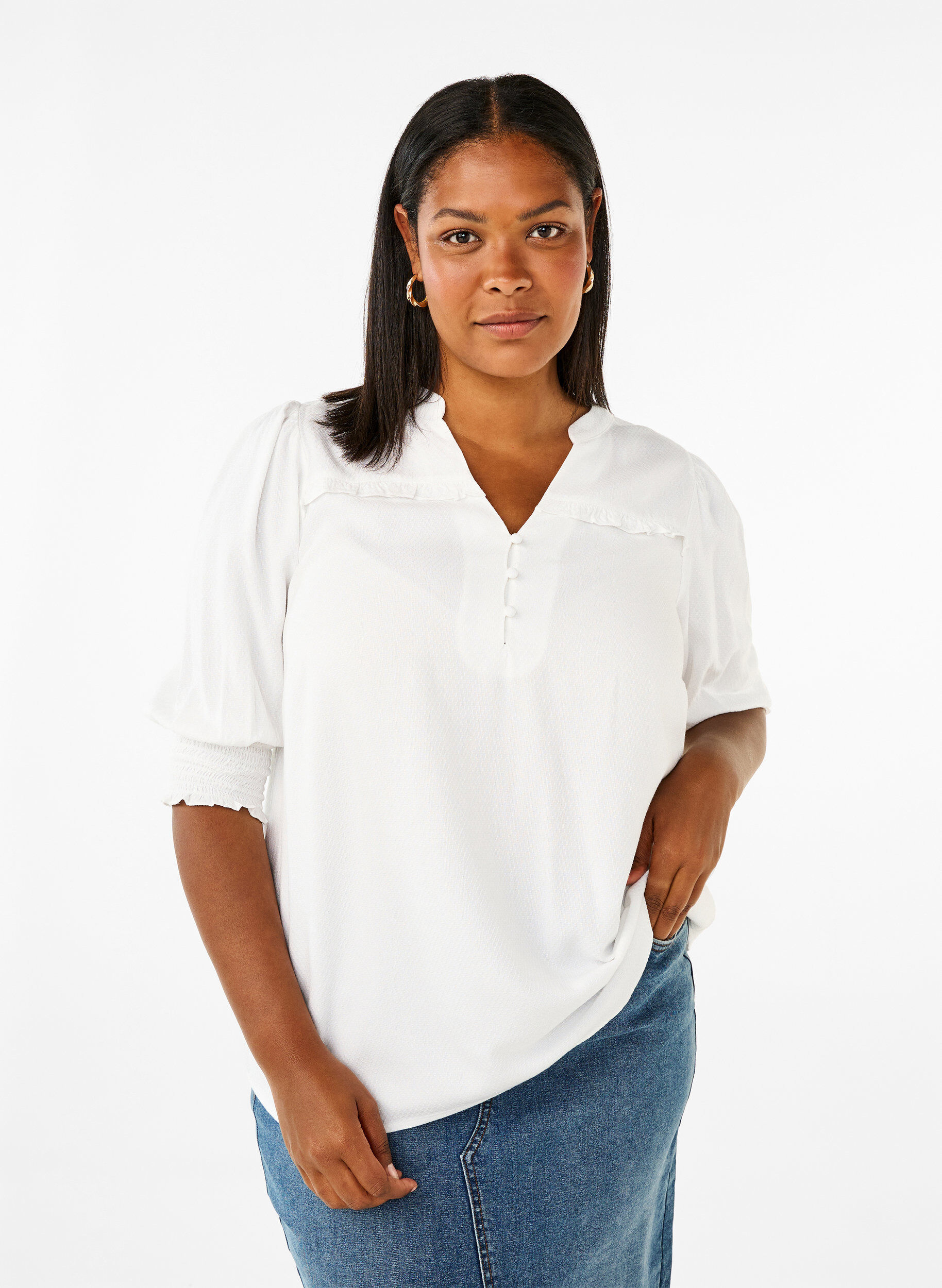Zizzi Blus i viskos med smock- och volangdetaljer, Bright White, Model image number 0