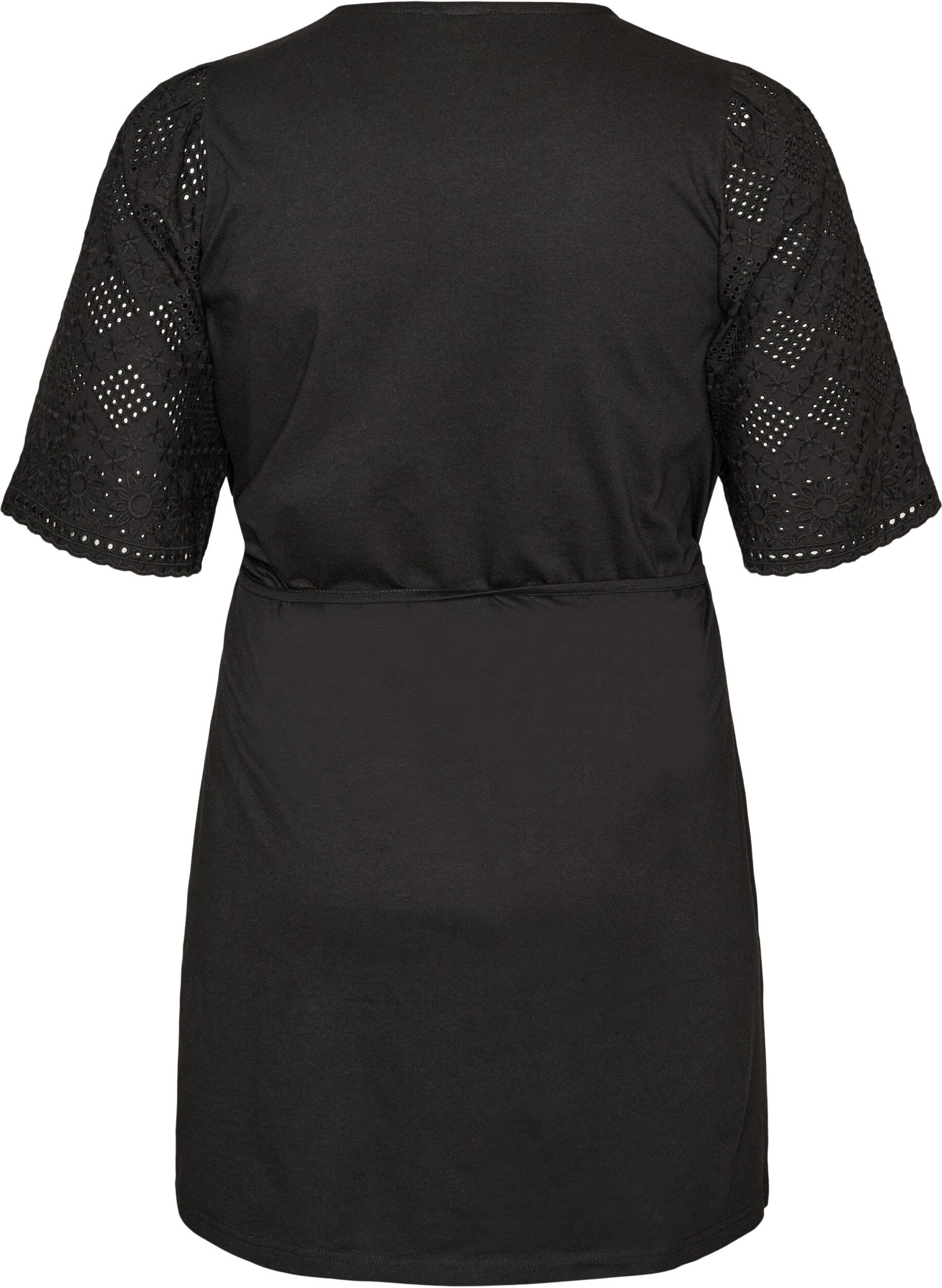 ZizziKl&auml;nning i bomull med &auml;rmar i broderie anglaise och knytsk&auml;rp i midjan, Svart, Packshot image number 1